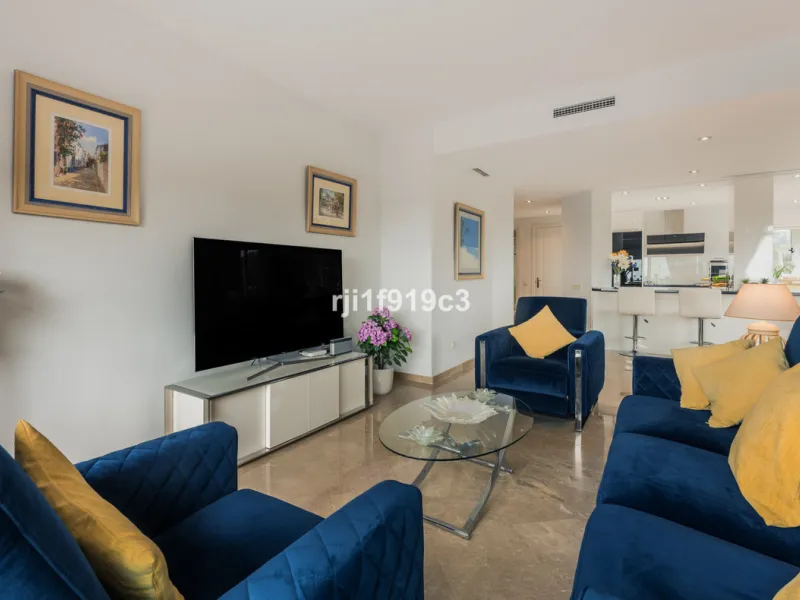 Wunderbares Apartment in der renommierten Wohnanlage Elviria Hills, einer der exklusivsten und begehrtesten Lagen im Osten von Marbella. Dieses elegante Apartment mit 103 m² zeichnet sich durch Großzügigkeit, Helligkeit und ein unvergleichliches Qualitätsniveau aus