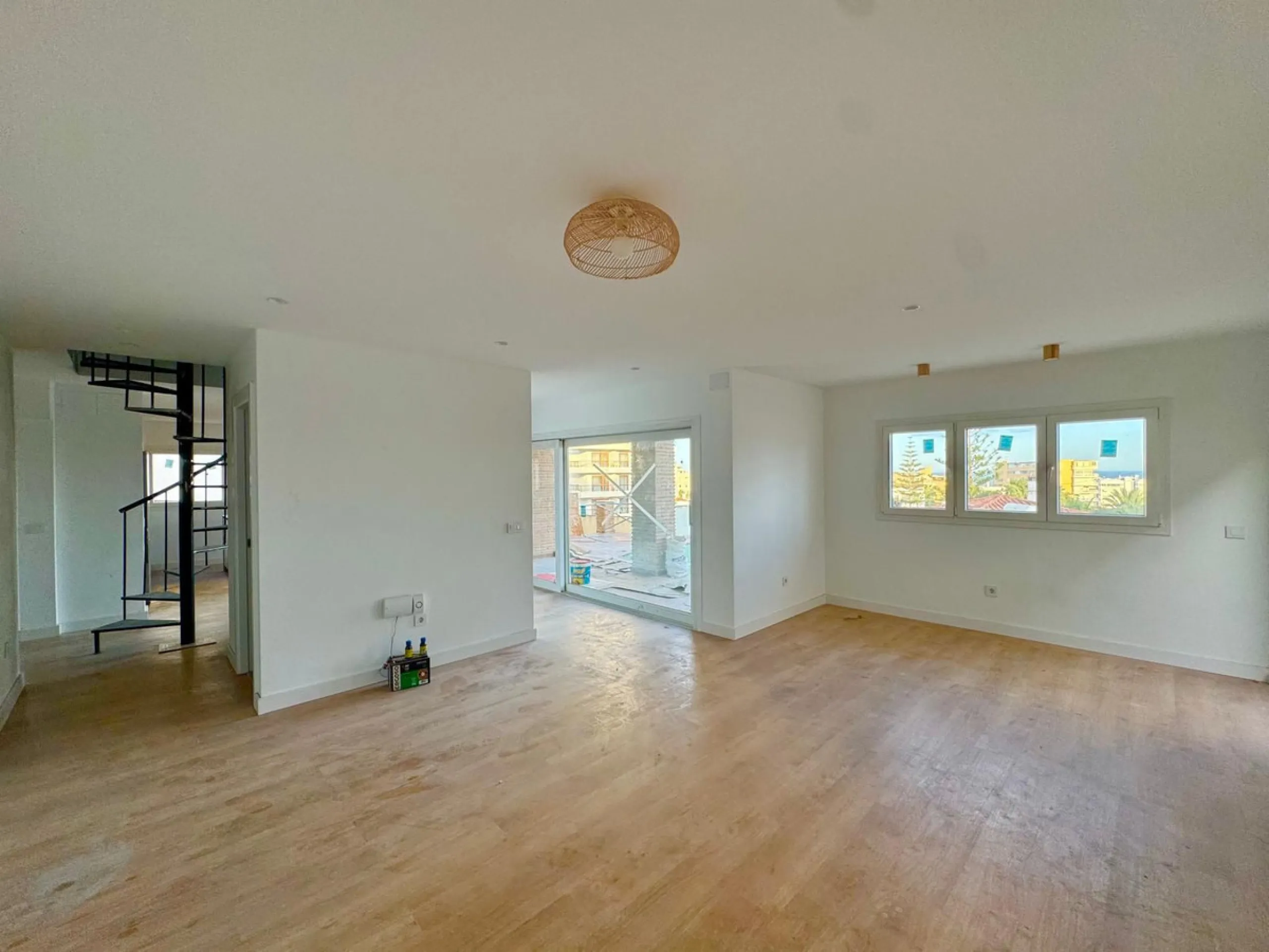 Apartment - Duplex в продаже в Torremolinos, Málaga. В доме 3 спален и 3 ванных комнат. Площадь дома 150 м²