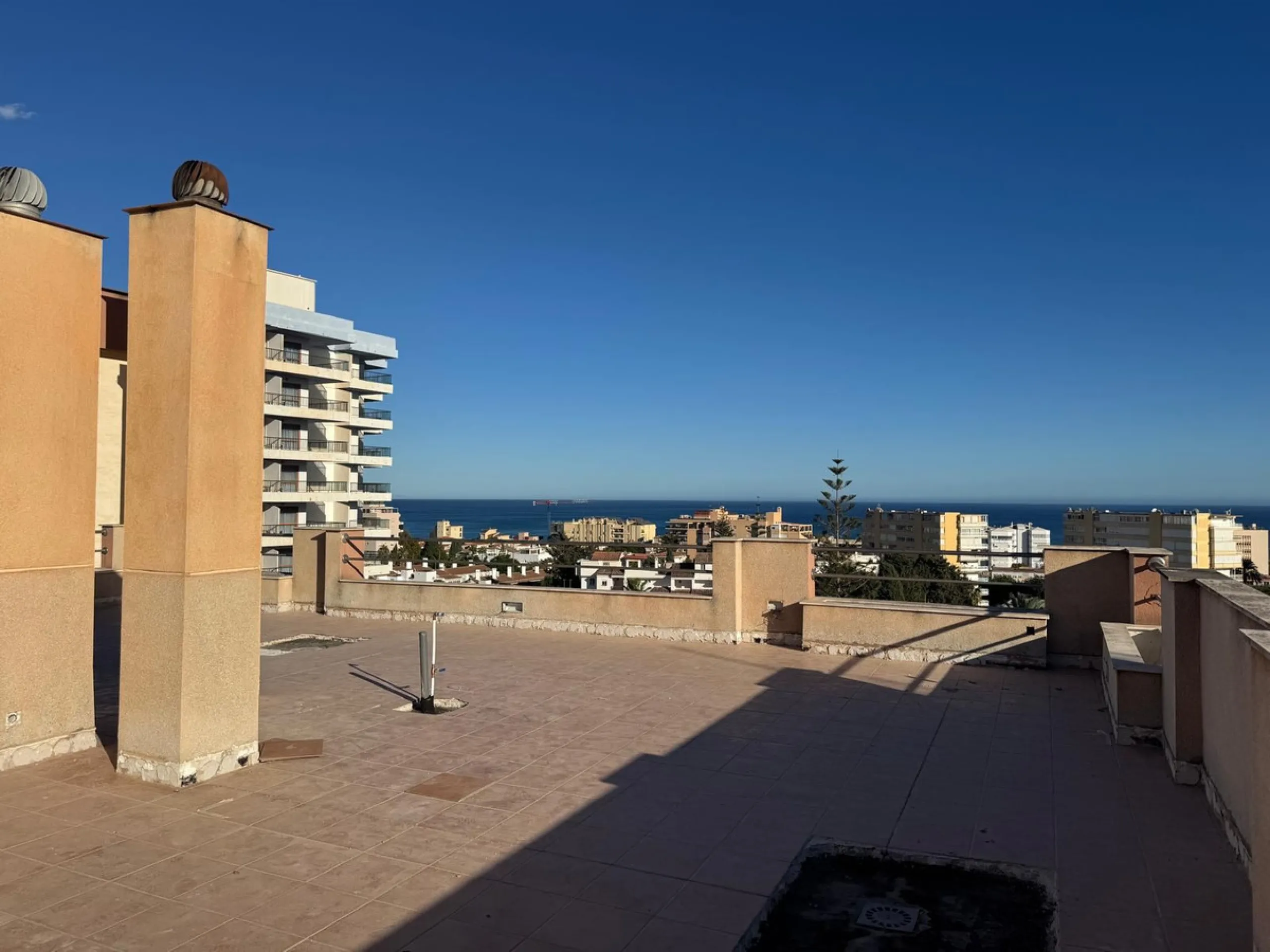 Apartment - Duplex в продаже в Torremolinos, Málaga. В доме 3 спален и 3 ванных комнат. Площадь дома 150 м²