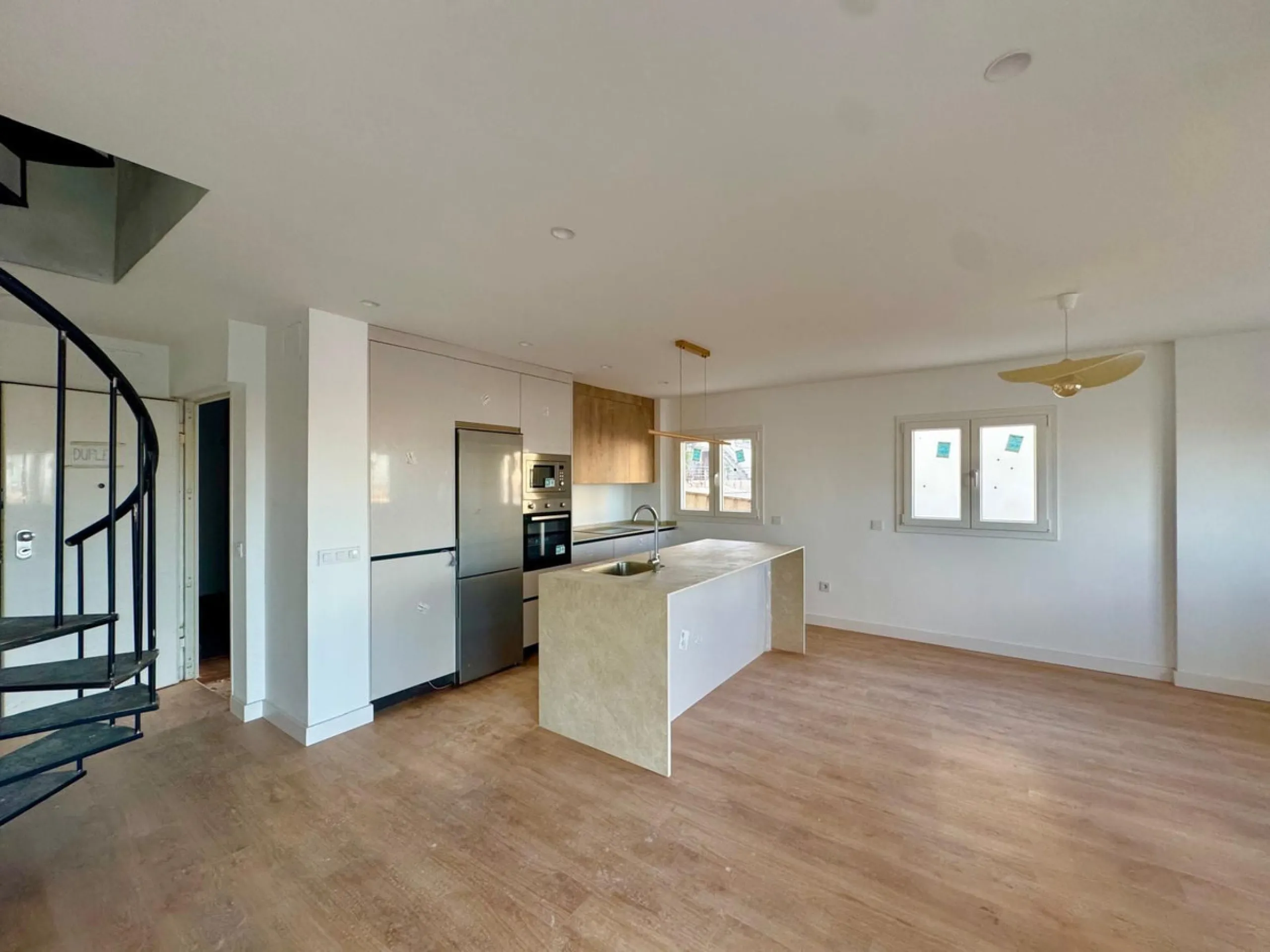 Apartment - Duplex в продаже в Torremolinos, Málaga. В доме 3 спален и 3 ванных комнат. Площадь дома 150 м²