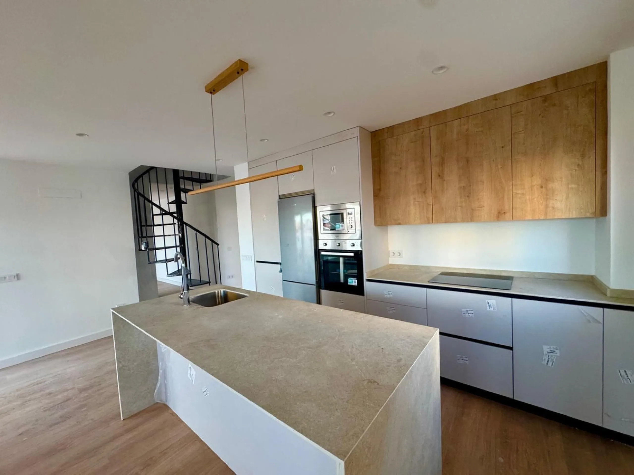 Apartment - Duplex в продаже в Torremolinos, Málaga. В доме 3 спален и 3 ванных комнат. Площадь дома 150 м²