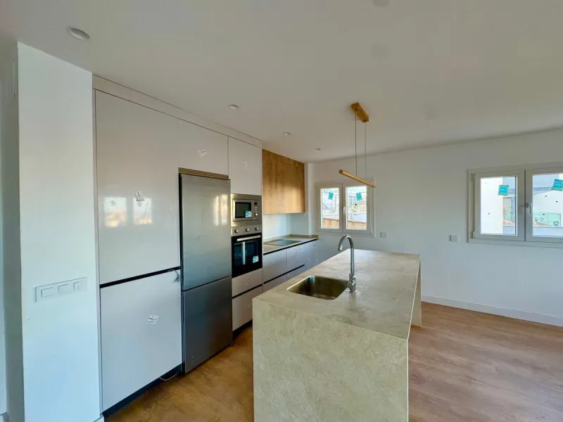 Apartment - Duplex в продаже в Torremolinos, Málaga. В доме 3 спален и 3 ванных комнат. Площадь дома 150 м²