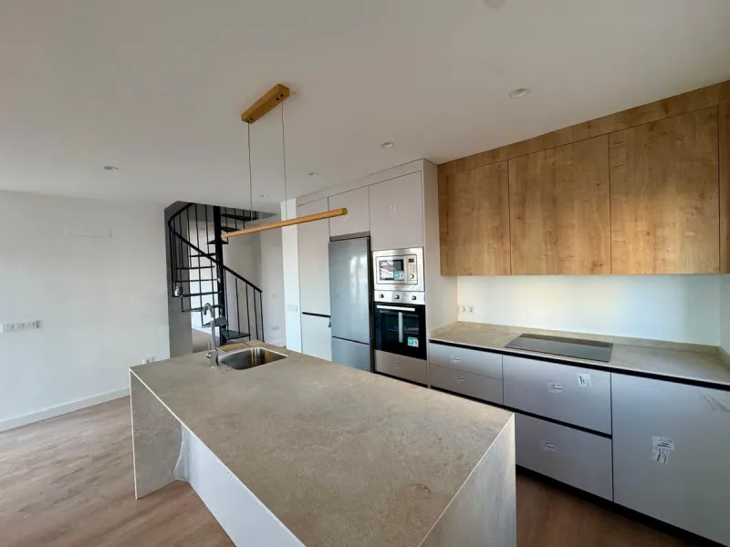 Apartment - Duplex в продаже в Torremolinos, Málaga. В доме 3 спален и 3 ванных комнат. Площадь дома 150 м²