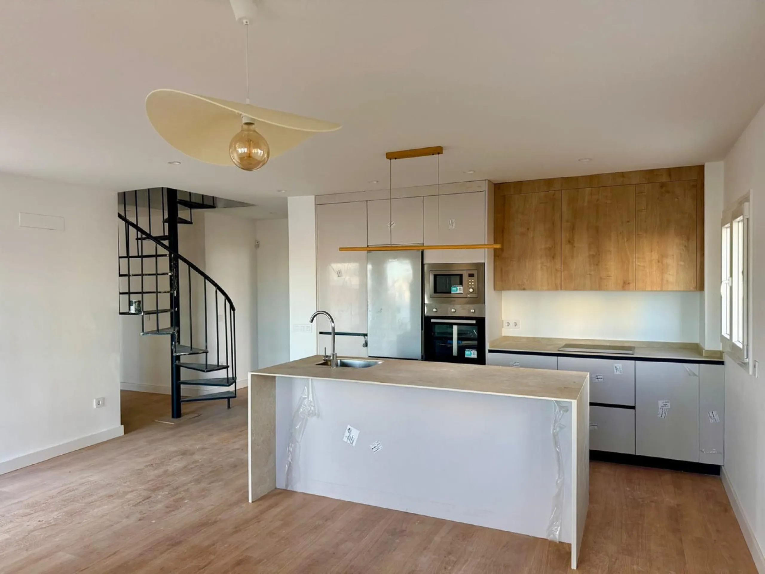 Apartment - Duplex в продаже в Torremolinos, Málaga. В доме 3 спален и 3 ванных комнат. Площадь дома 150 м²