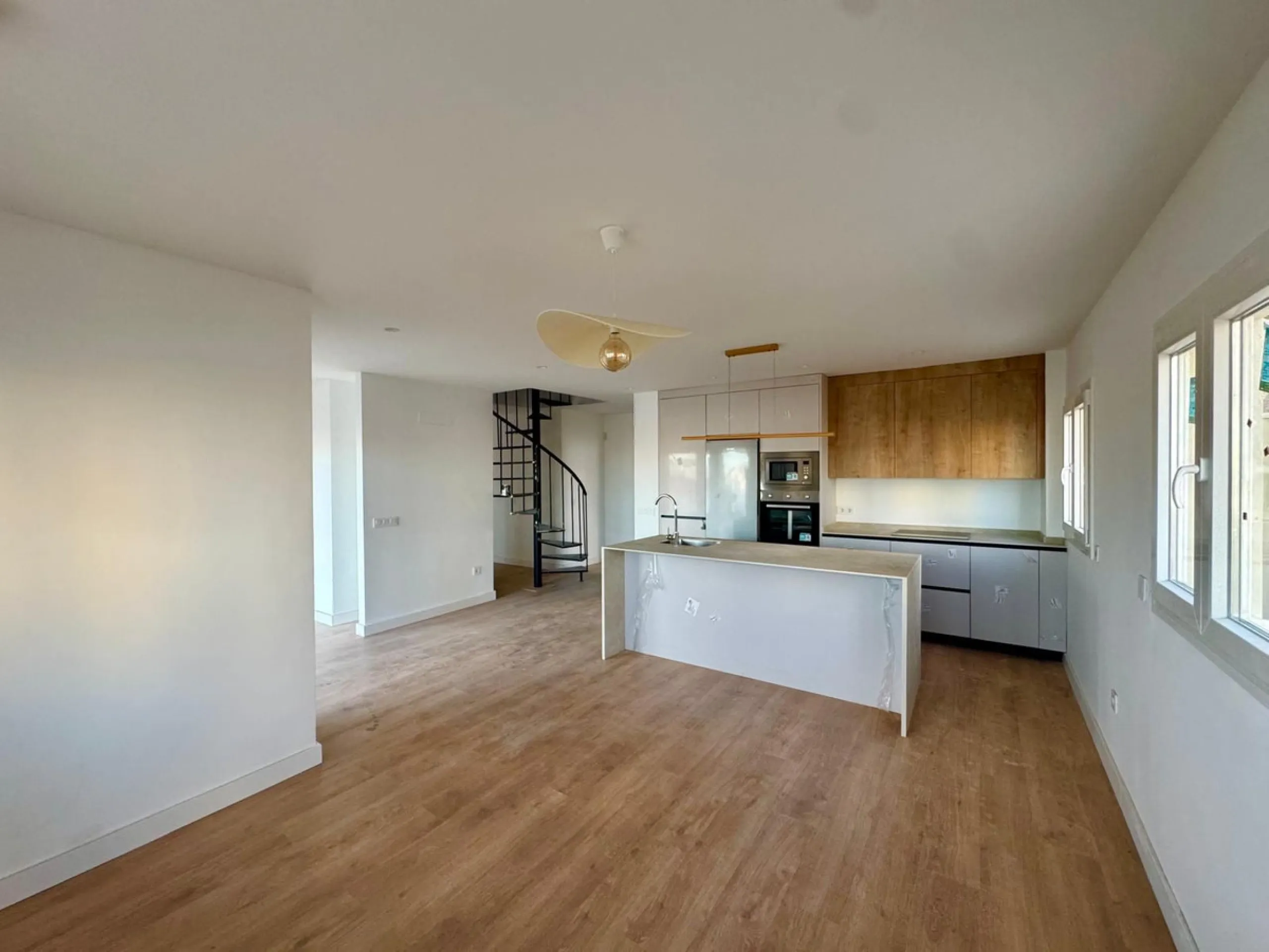Apartment - Duplex в продаже в Torremolinos, Málaga. В доме 3 спален и 3 ванных комнат. Площадь дома 150 м²