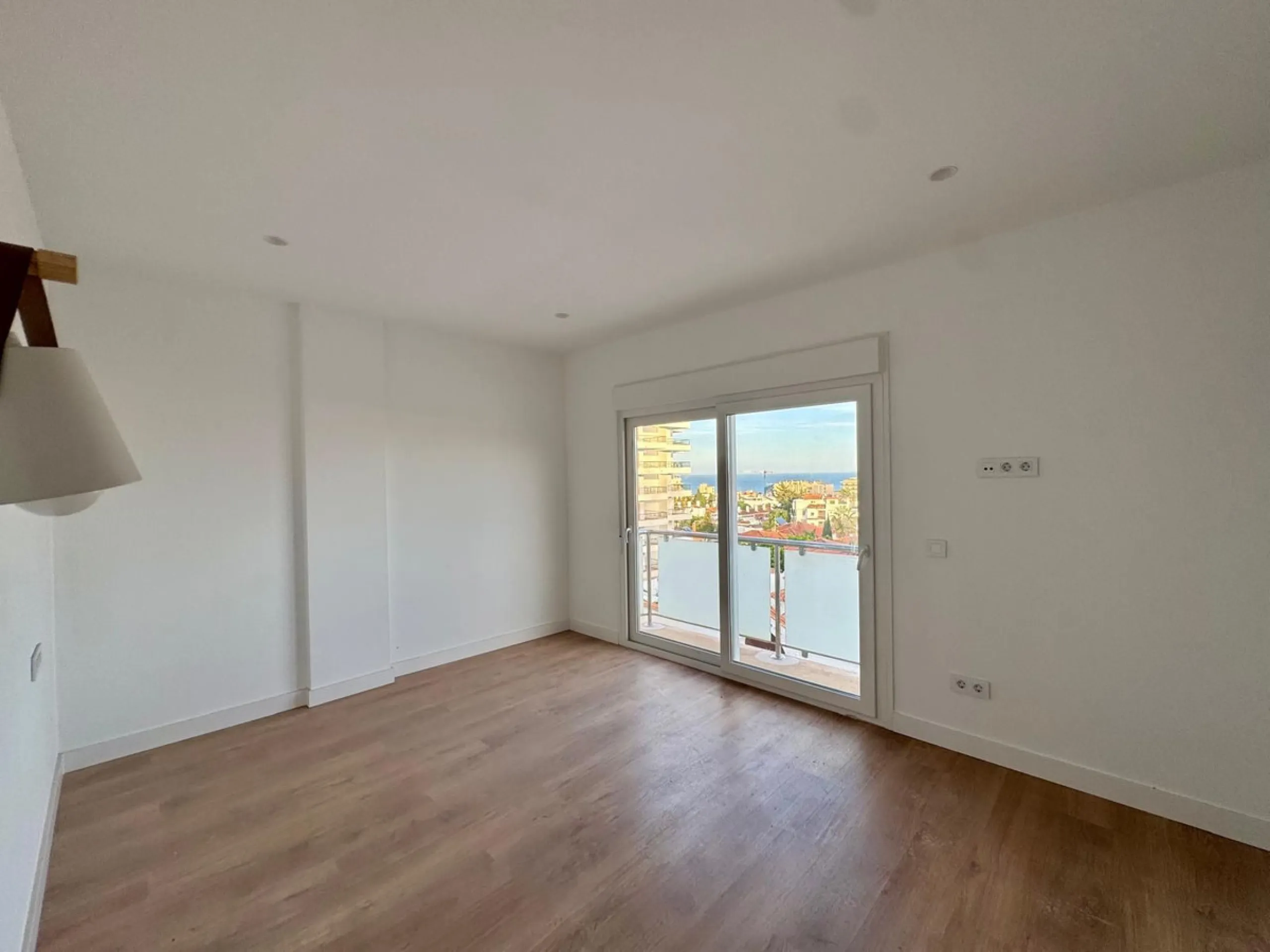 Apartment - Duplex в продаже в Torremolinos, Málaga. В доме 3 спален и 3 ванных комнат. Площадь дома 150 м²