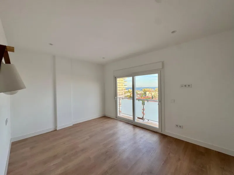 Apartment - Duplex в продаже в Torremolinos, Málaga. В доме 3 спален и 3 ванных комнат. Площадь дома 150 м²