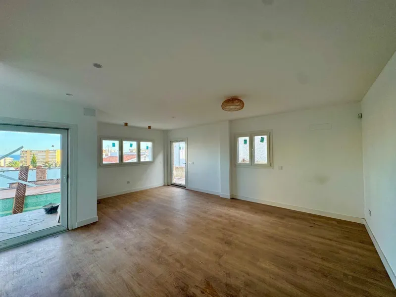Apartment - Duplex в продаже в Torremolinos, Málaga. В доме 3 спален и 3 ванных комнат. Площадь дома 150 м²