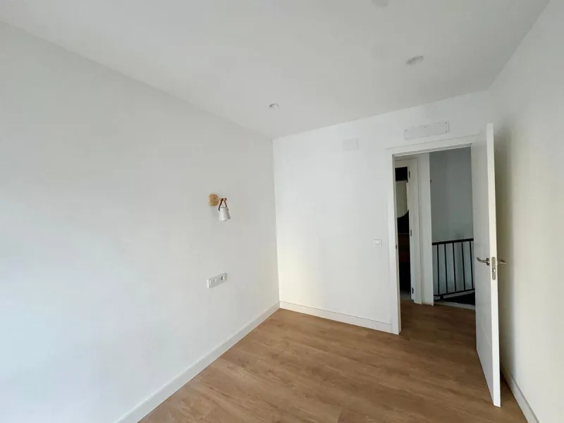 Apartment - Duplex в продаже в Torremolinos, Málaga. В доме 3 спален и 3 ванных комнат. Площадь дома 150 м²