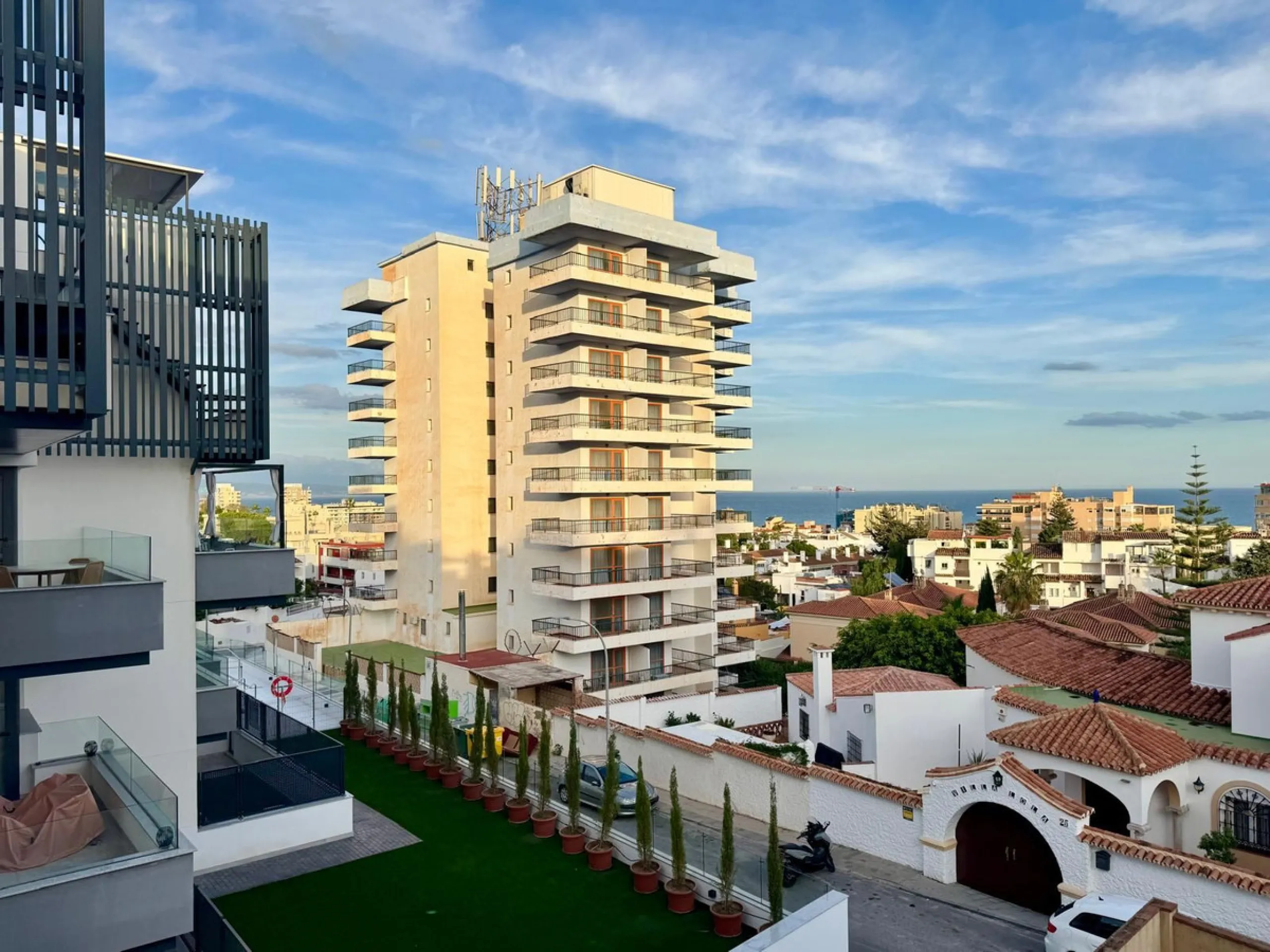 Apartment - Duplex в продаже в Torremolinos, Málaga. В доме 3 спален и 3 ванных комнат. Площадь дома 150 м²
