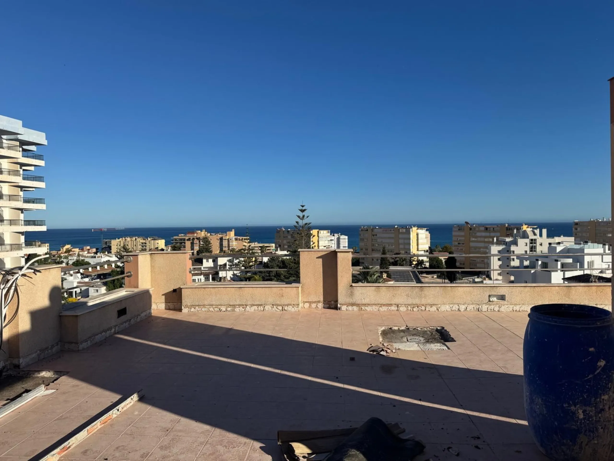 Apartment - Duplex в продаже в Torremolinos, Málaga. В доме 3 спален и 3 ванных комнат. Площадь дома 150 м²
