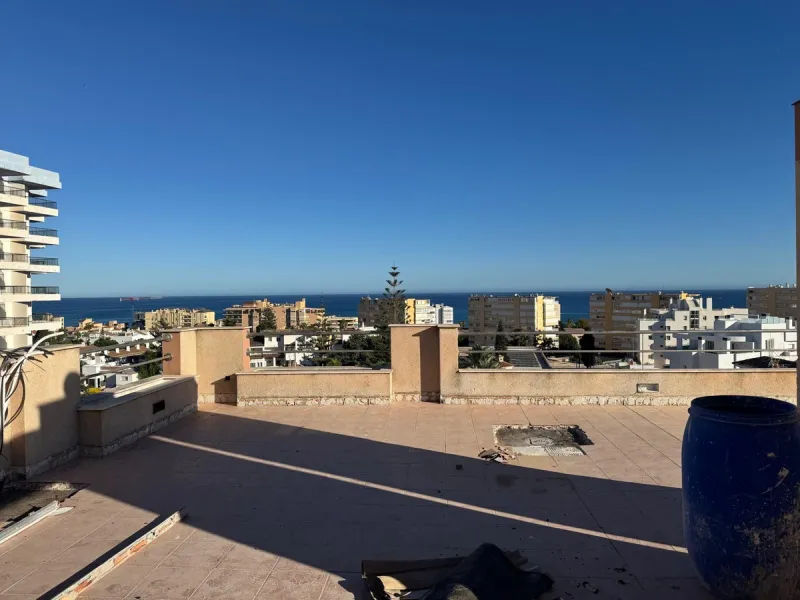 Apartment - Duplex в продаже в Torremolinos, Málaga. В доме 3 спален и 3 ванных комнат. Площадь дома 150 м²