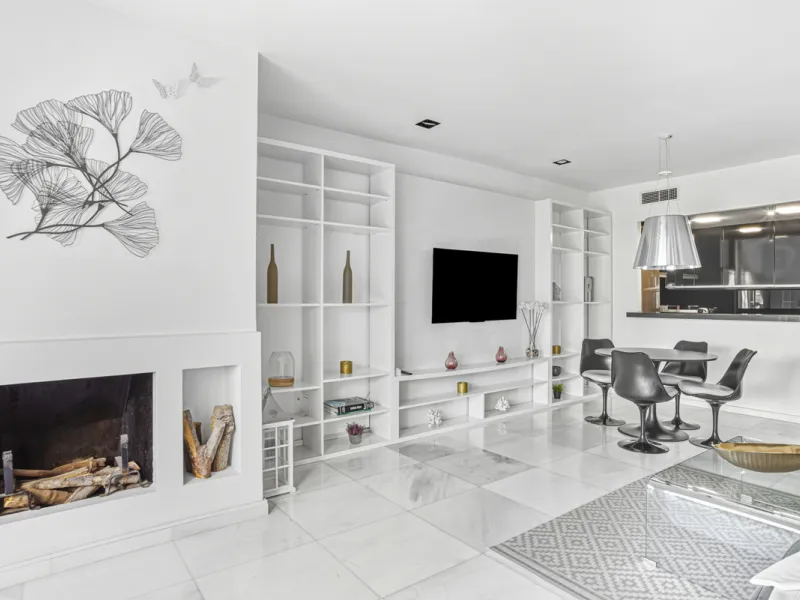 Beautiful beachfront penthouse with sea and La Concha mountain views, located in a gated community in the heart of Puerto Banús. Just a few steps from the beach, restaurants, shops, and all amenities. This bright and welcoming property offers an unbeatabl