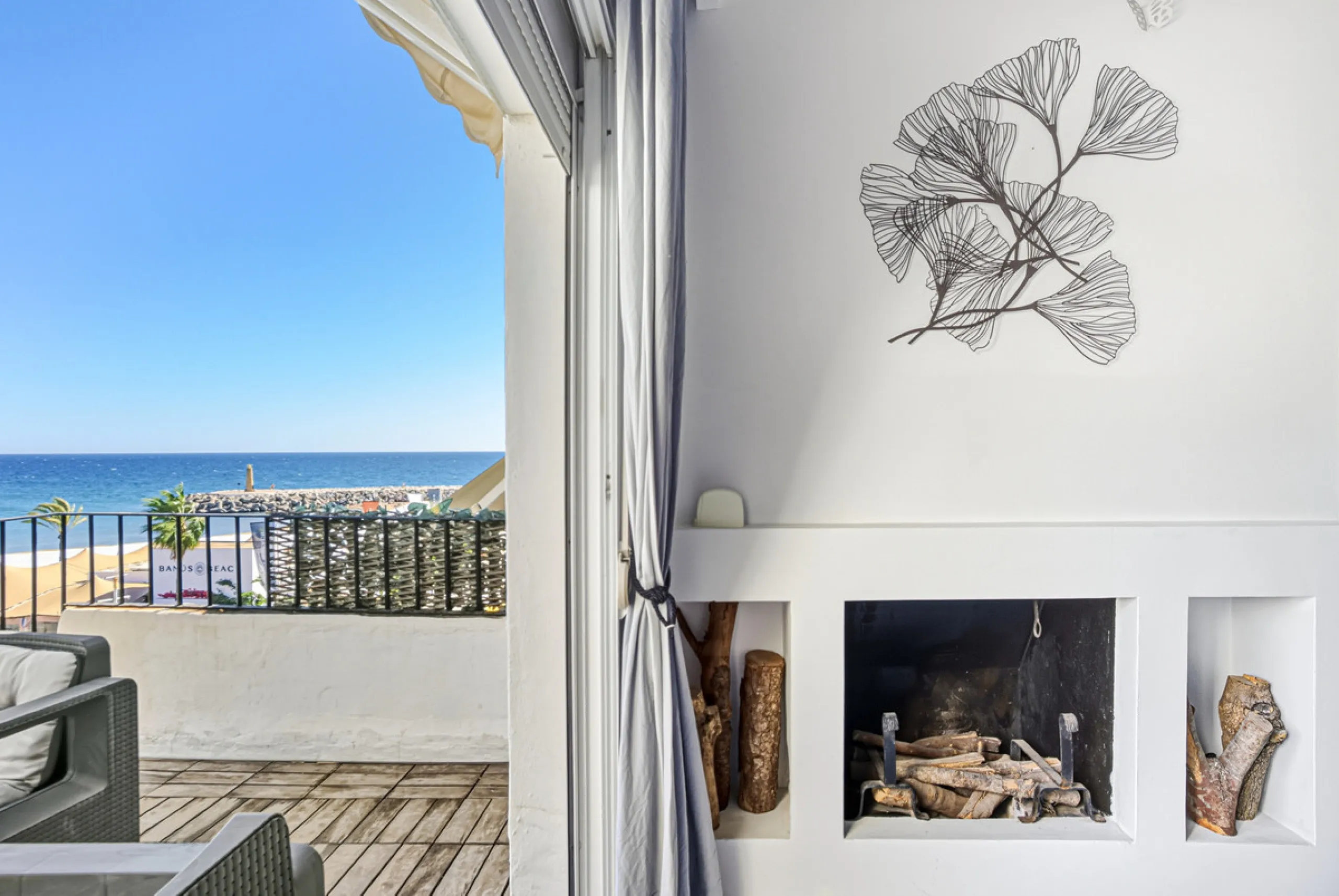 Beautiful beachfront penthouse with sea and La Concha mountain views, located in a gated community in the heart of Puerto Banús. Just a few steps from the beach, restaurants, shops, and all amenities. This bright and welcoming property offers an unbeatabl