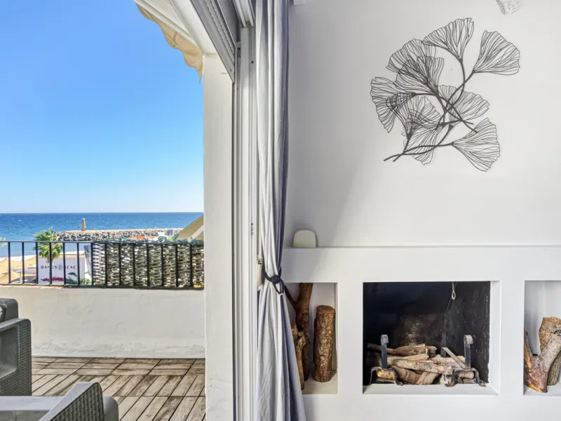 Beautiful beachfront penthouse with sea and La Concha mountain views, located in a gated community in the heart of Puerto Banús. Just a few steps from the beach, restaurants, shops, and all amenities. This bright and welcoming property offers an unbeatabl