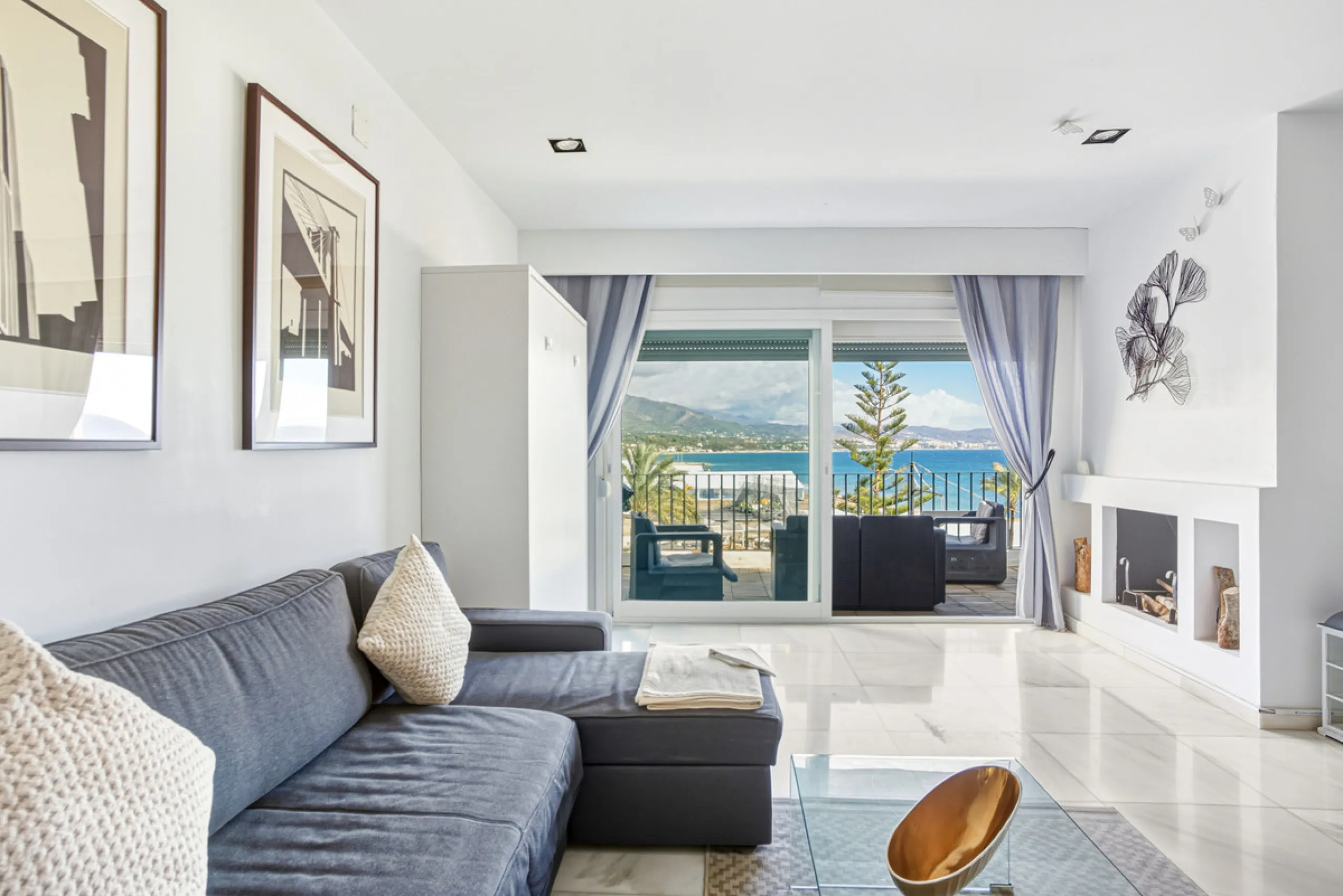 Beautiful beachfront penthouse with sea and La Concha mountain views, located in a gated community in the heart of Puerto Banús. Just a few steps from the beach, restaurants, shops, and all amenities. This bright and welcoming property offers an unbeatabl