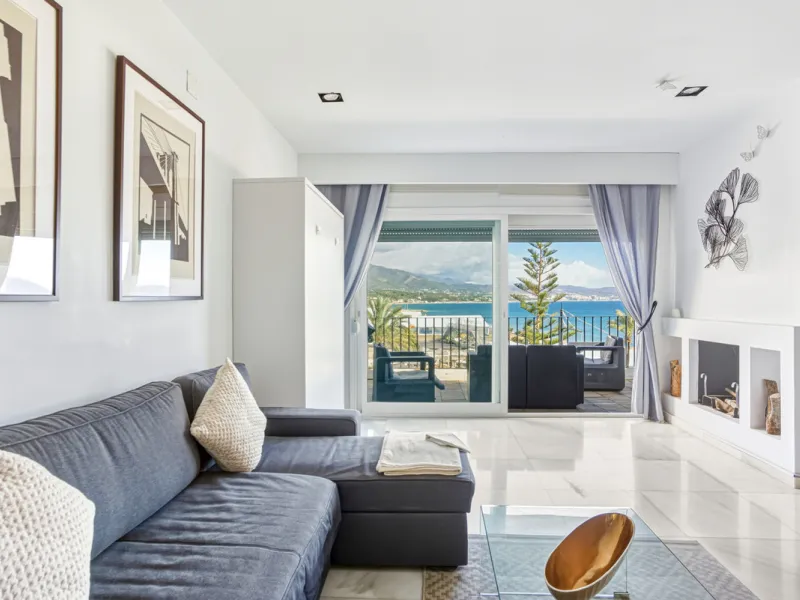 Beautiful beachfront penthouse with sea and La Concha mountain views, located in a gated community in the heart of Puerto Banús. Just a few steps from the beach, restaurants, shops, and all amenities. This bright and welcoming property offers an unbeatabl