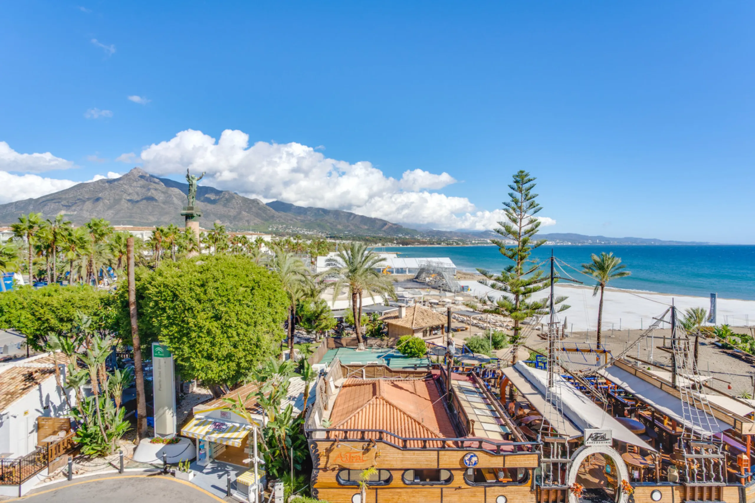 Beautiful beachfront penthouse with sea and La Concha mountain views, located in a gated community in the heart of Puerto Banús. Just a few steps from the beach, restaurants, shops, and all amenities. This bright and welcoming property offers an unbeatabl