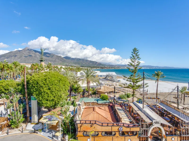 Beautiful beachfront penthouse with sea and La Concha mountain views, located in a gated community in the heart of Puerto Banús. Just a few steps from the beach, restaurants, shops, and all amenities. This bright and welcoming property offers an unbeatabl