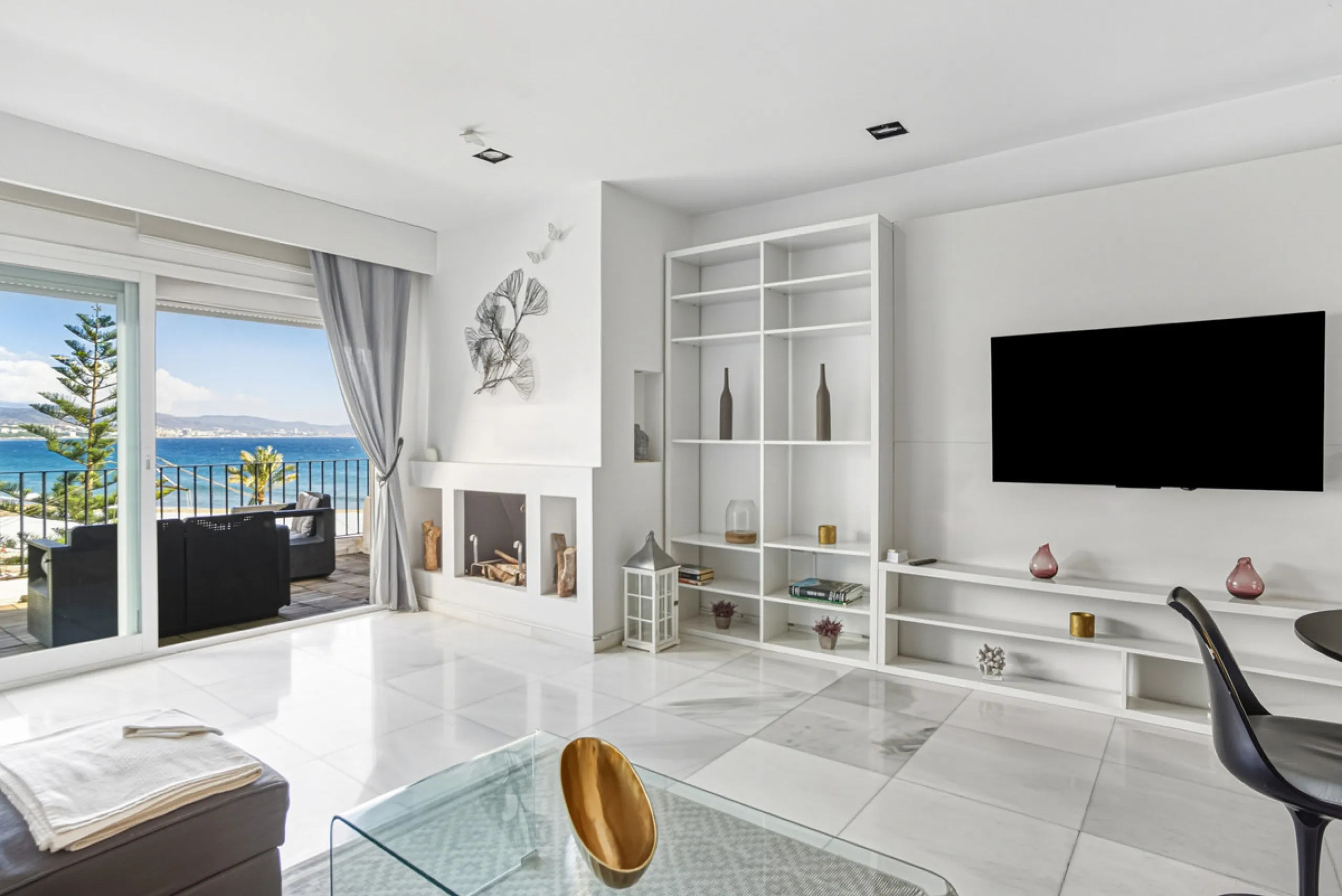 Beautiful beachfront penthouse with sea and La Concha mountain views, located in a gated community in the heart of Puerto Banús. Just a few steps from the beach, restaurants, shops, and all amenities. This bright and welcoming property offers an unbeatabl