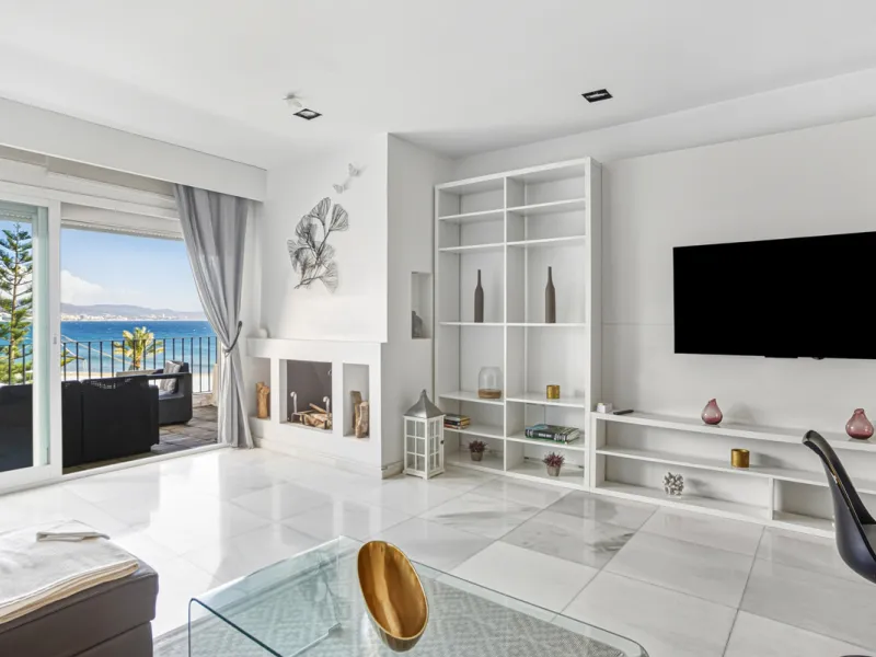 Beautiful beachfront penthouse with sea and La Concha mountain views, located in a gated community in the heart of Puerto Banús. Just a few steps from the beach, restaurants, shops, and all amenities. This bright and welcoming property offers an unbeatabl