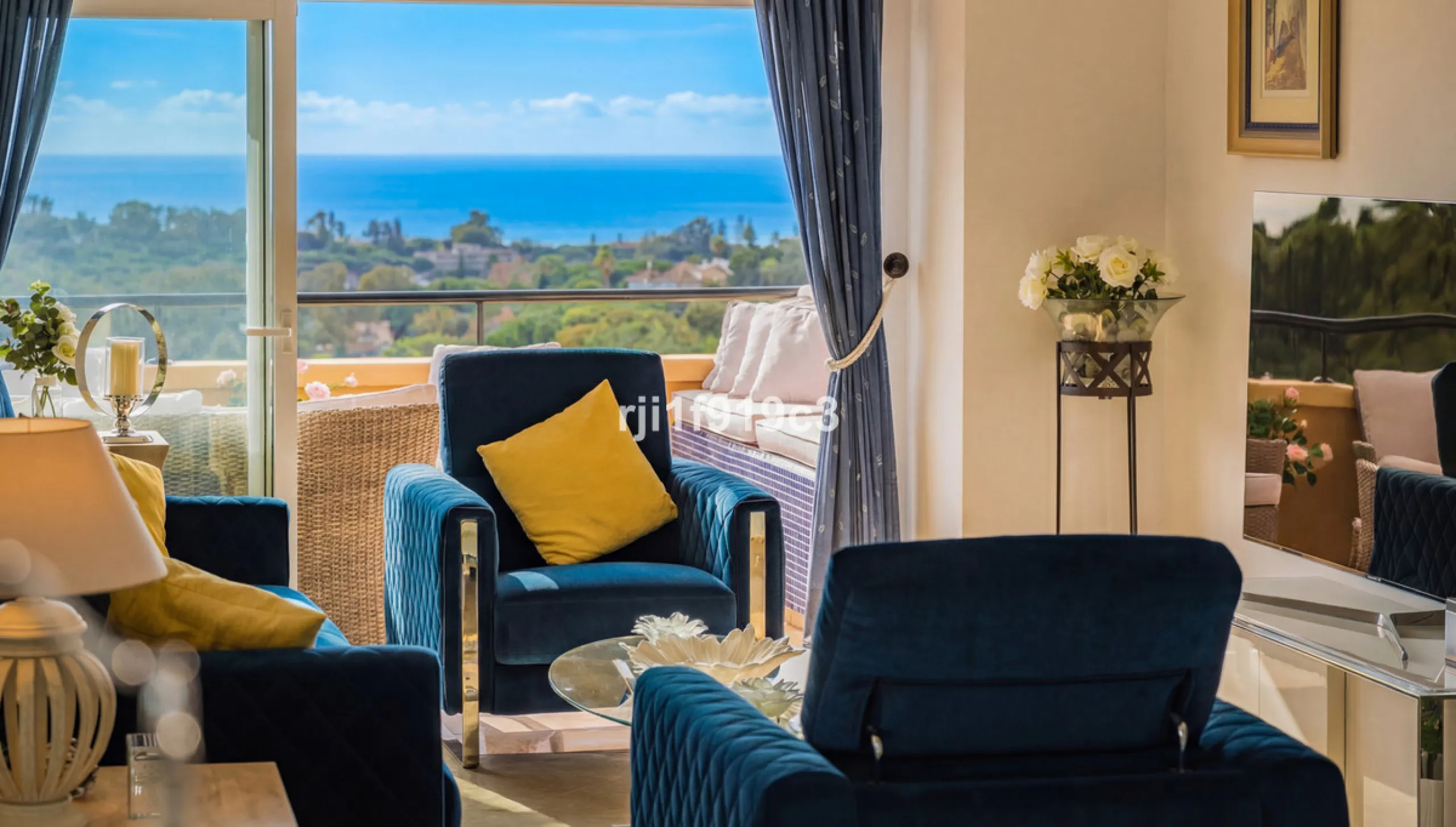 Wunderbares Apartment in der renommierten Wohnanlage Elviria Hills, einer der exklusivsten und begehrtesten Lagen im Osten von Marbella. Dieses elegante Apartment mit 103 m² zeichnet sich durch Großzügigkeit, Helligkeit und ein unvergleichliches Qualitätsniveau aus