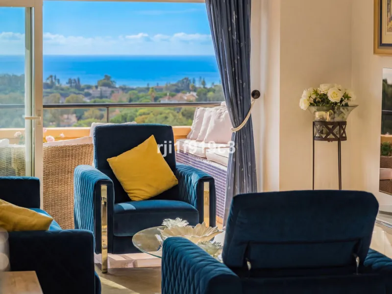 Wunderbares Apartment in der renommierten Wohnanlage Elviria Hills, einer der exklusivsten und begehrtesten Lagen im Osten von Marbella. Dieses elegante Apartment mit 103 m² zeichnet sich durch Großzügigkeit, Helligkeit und ein unvergleichliches Qualitätsniveau aus
