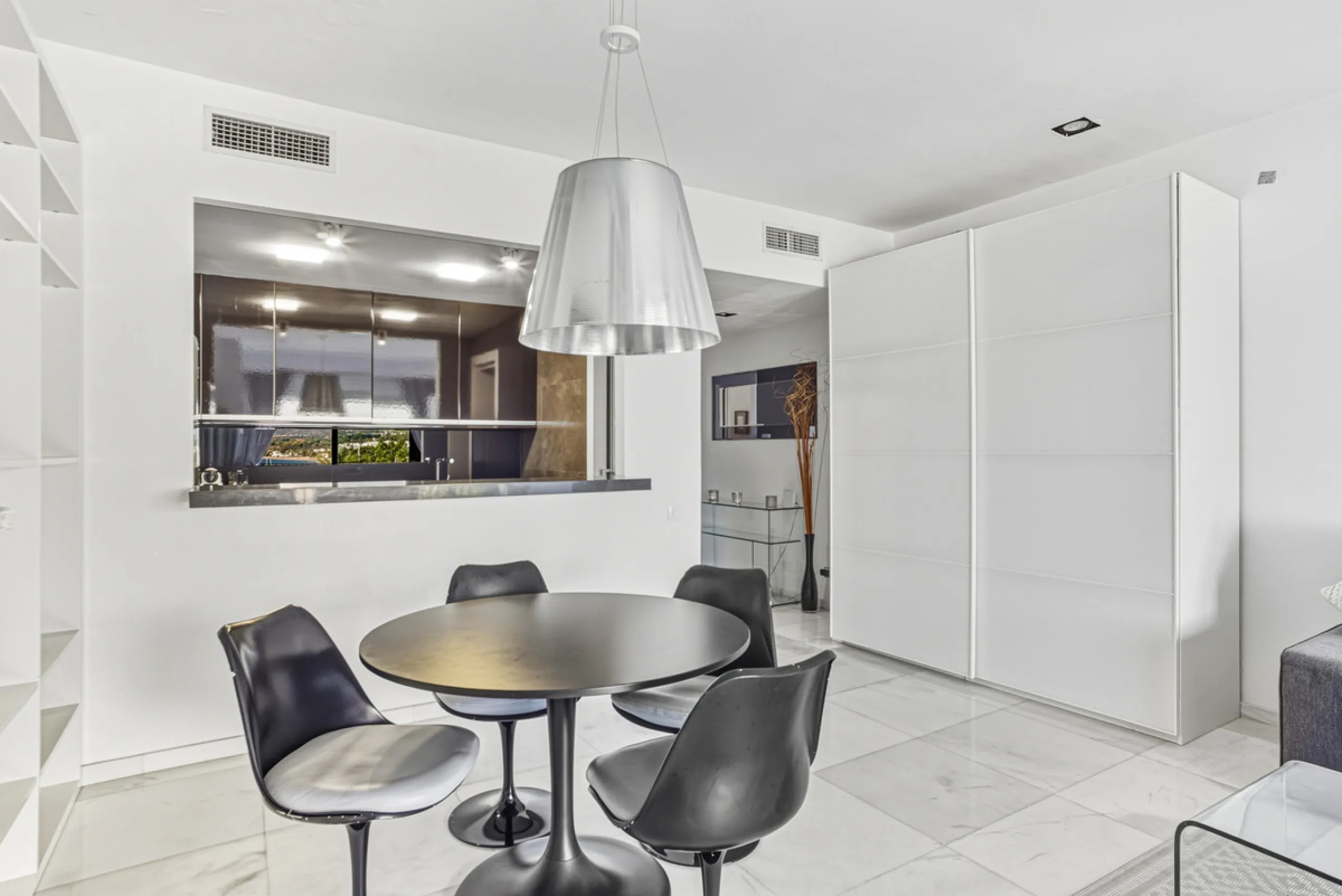 Beautiful beachfront penthouse with sea and La Concha mountain views, located in a gated community in the heart of Puerto Banús. Just a few steps from the beach, restaurants, shops, and all amenities. This bright and welcoming property offers an unbeatabl
