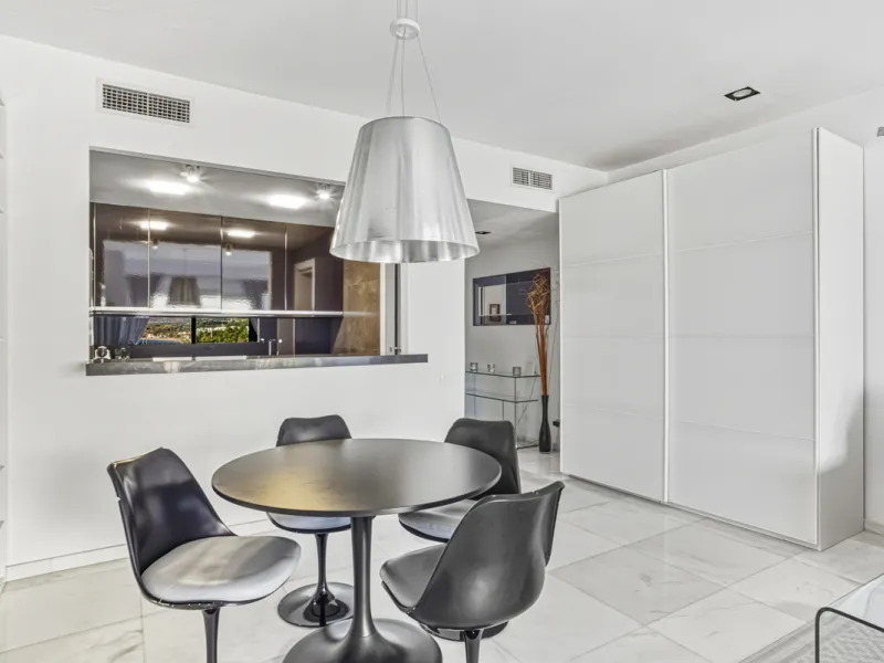 Beautiful beachfront penthouse with sea and La Concha mountain views, located in a gated community in the heart of Puerto Banús. Just a few steps from the beach, restaurants, shops, and all amenities. This bright and welcoming property offers an unbeatabl