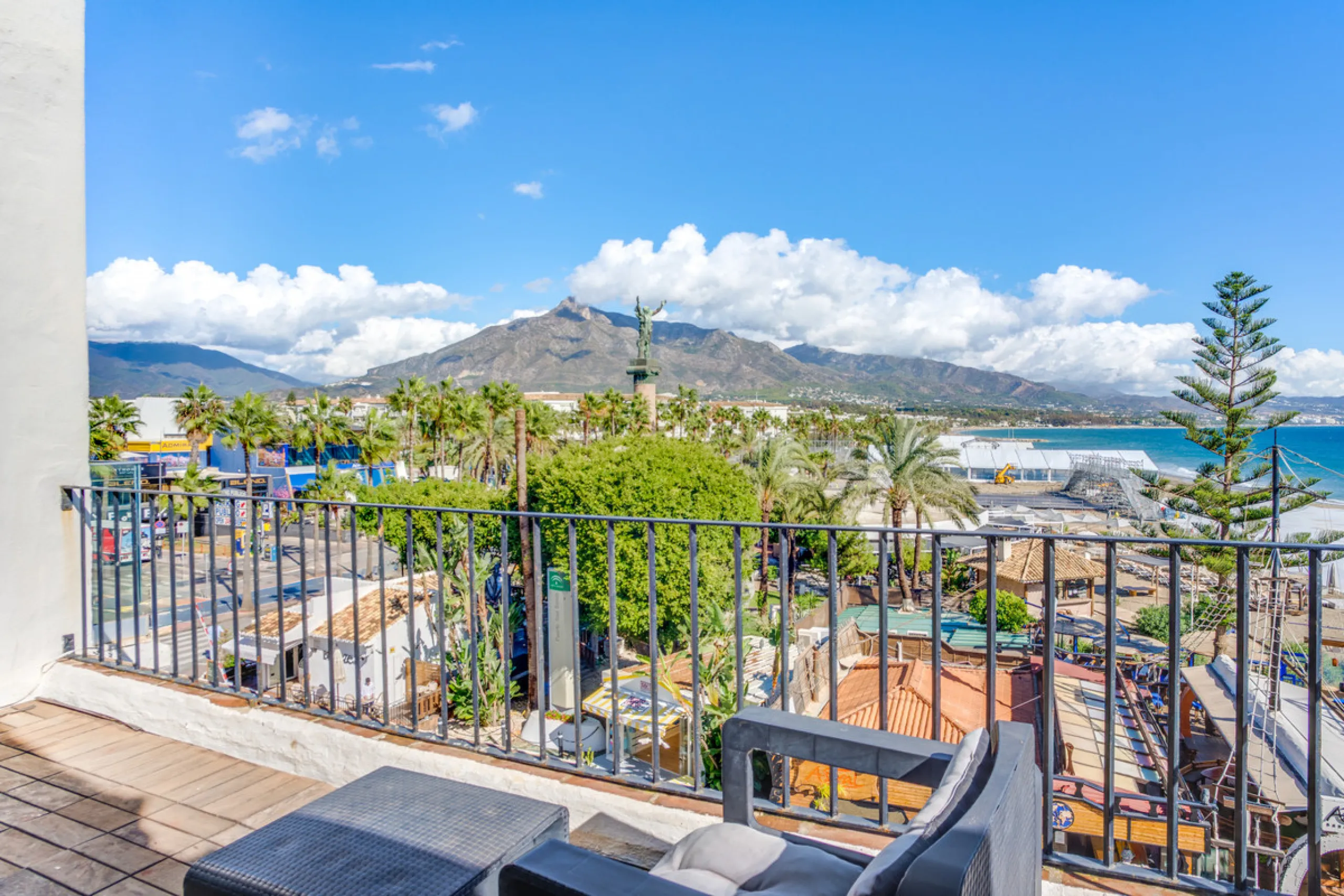 Beautiful beachfront penthouse with sea and La Concha mountain views, located in a gated community in the heart of Puerto Banús. Just a few steps from the beach, restaurants, shops, and all amenities. This bright and welcoming property offers an unbeatabl