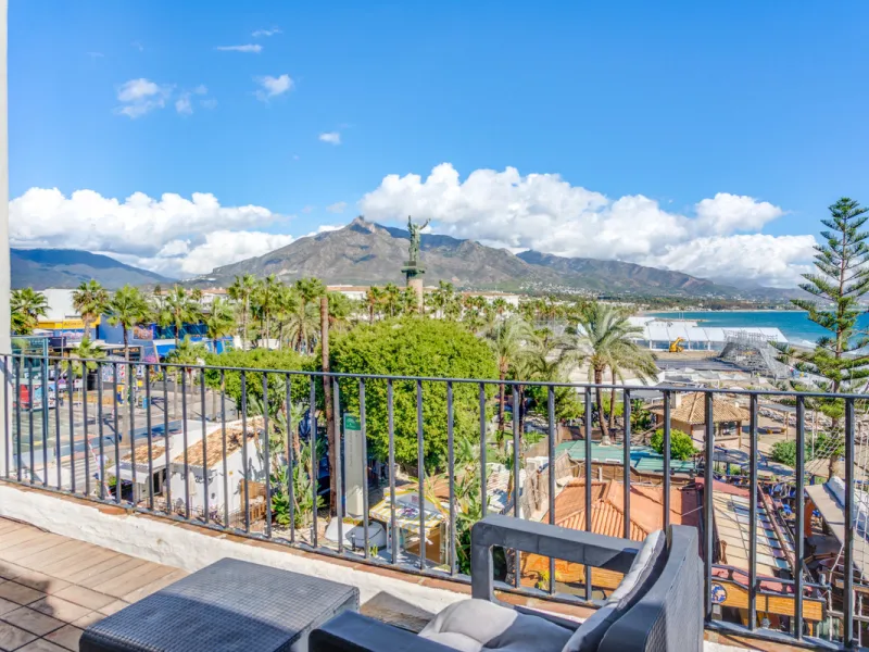 Beautiful beachfront penthouse with sea and La Concha mountain views, located in a gated community in the heart of Puerto Banús. Just a few steps from the beach, restaurants, shops, and all amenities. This bright and welcoming property offers an unbeatabl
