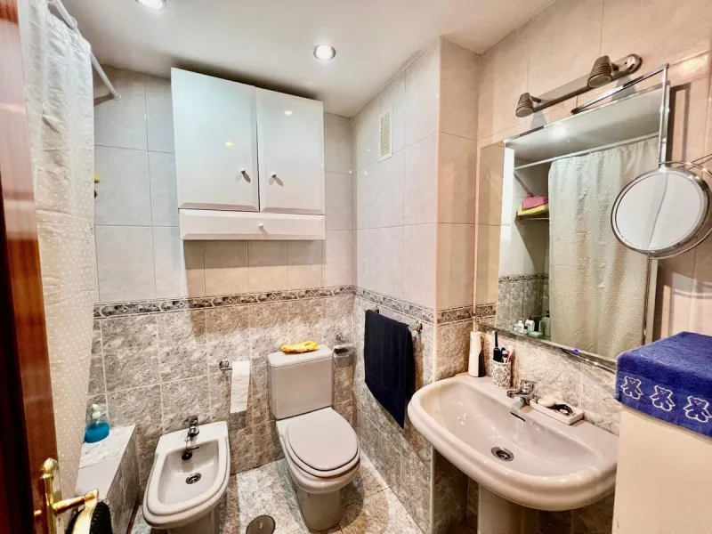 Apartment - Middle Floor Apartment в продаже в Benalmadena, Málaga. В доме 2 спален и 1 ванных комнат. Площадь дома 74 м²