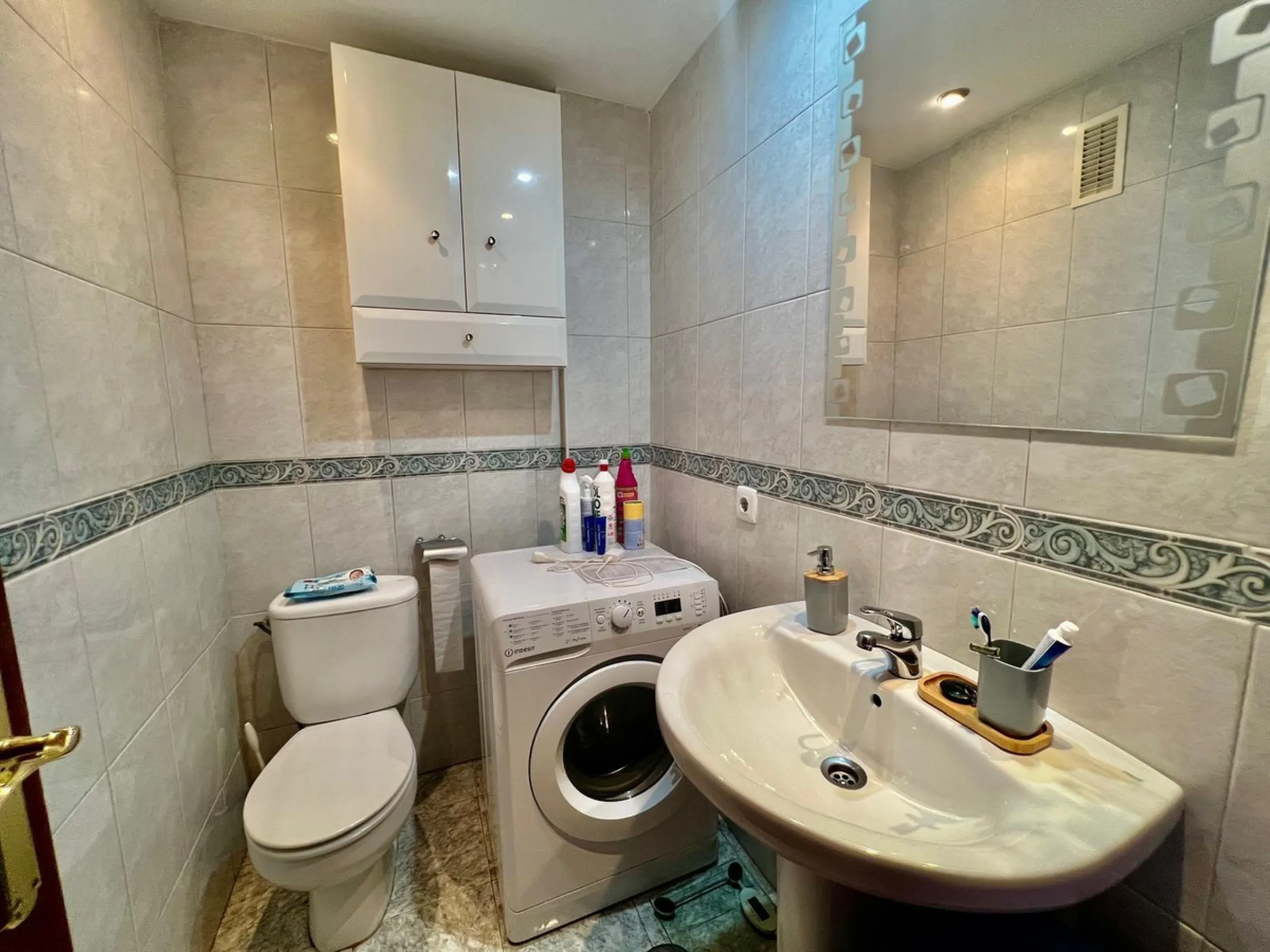 Apartment - Middle Floor Apartment в продаже в Benalmadena, Málaga. В доме 2 спален и 1 ванных комнат. Площадь дома 74 м²
