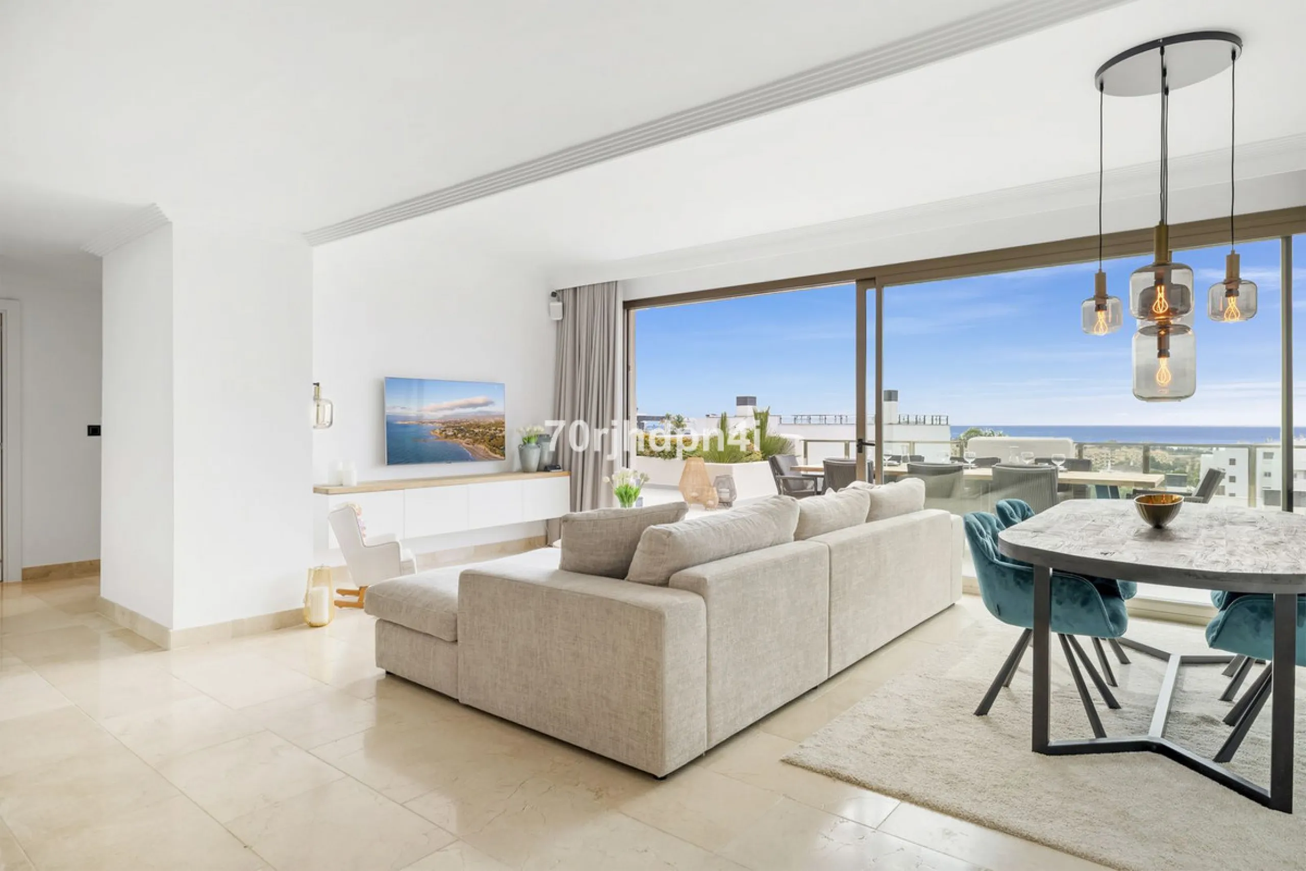 Discover this fully renovated penthouse in the heart of La Resina Golf – one of the most sought-after locations on the New Golden Mile between Marbella and Estepona.