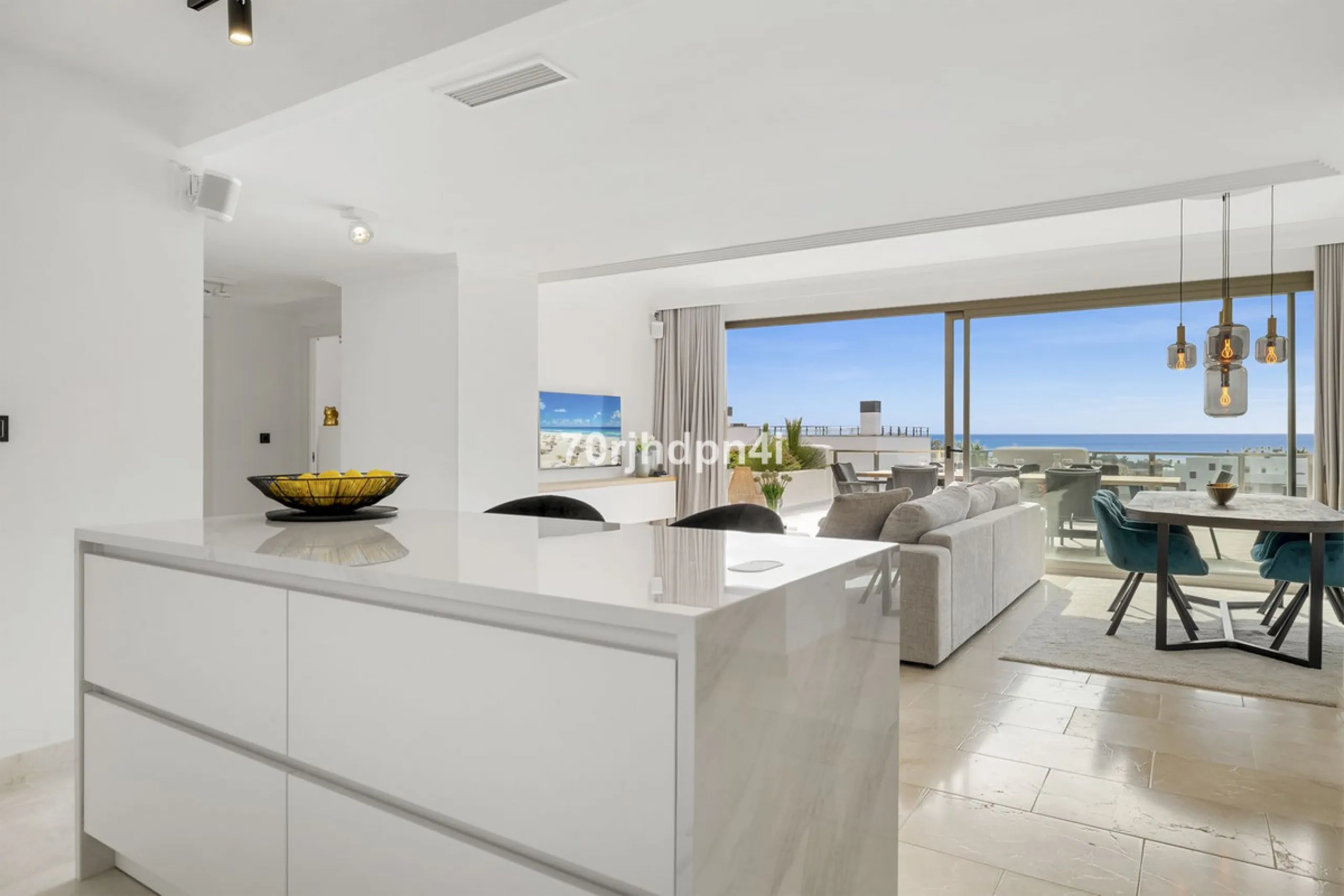 Discover this fully renovated penthouse in the heart of La Resina Golf – one of the most sought-after locations on the New Golden Mile between Marbella and Estepona.