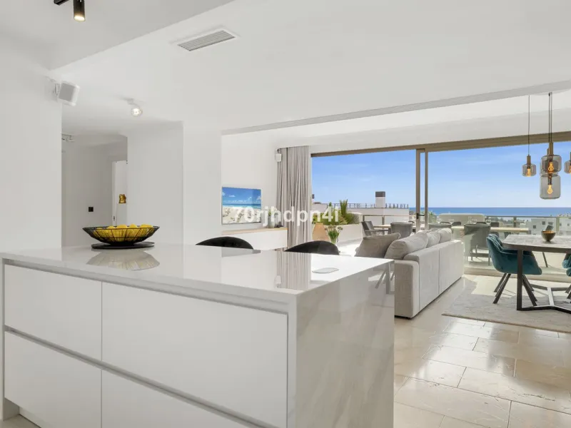 Discover this fully renovated penthouse in the heart of La Resina Golf – one of the most sought-after locations on the New Golden Mile between Marbella and Estepona.
