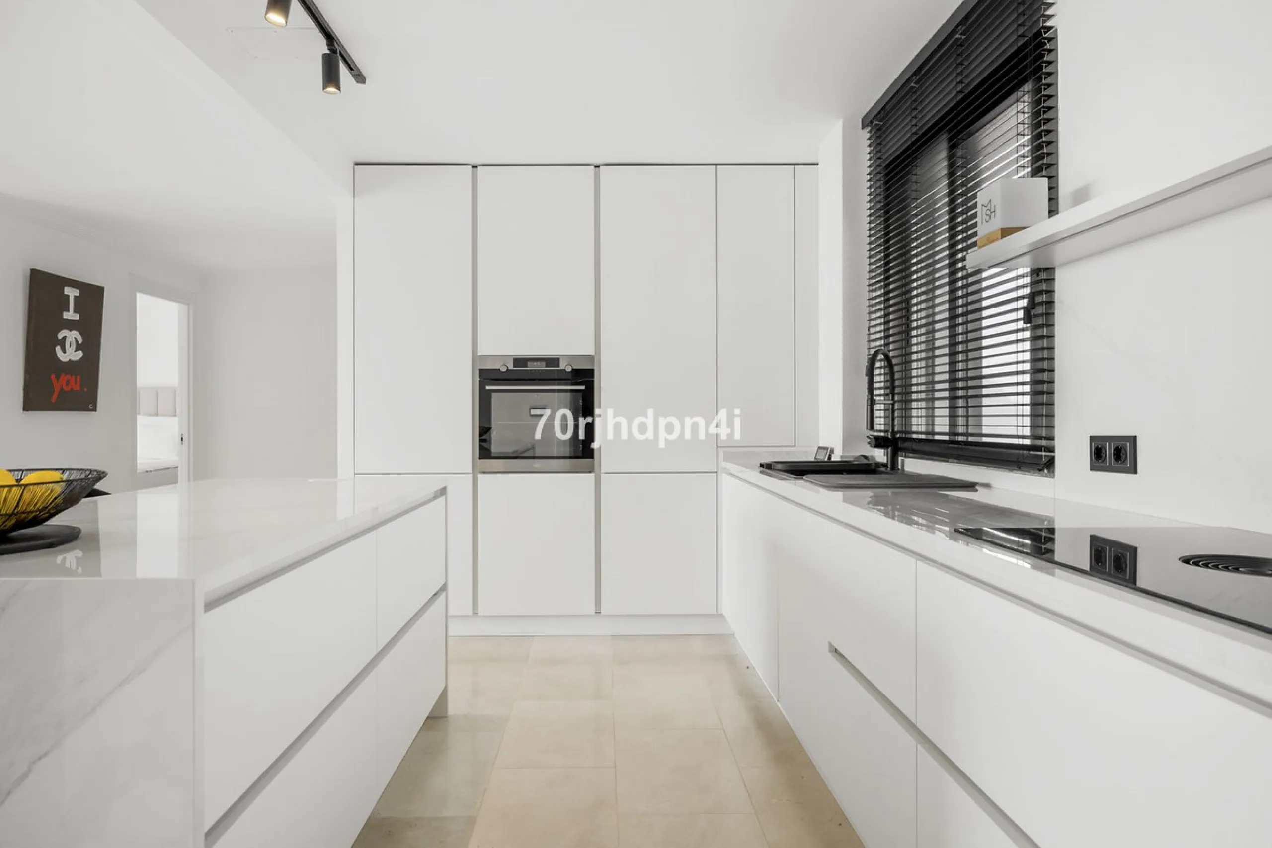 Discover this fully renovated penthouse in the heart of La Resina Golf – one of the most sought-after locations on the New Golden Mile between Marbella and Estepona.