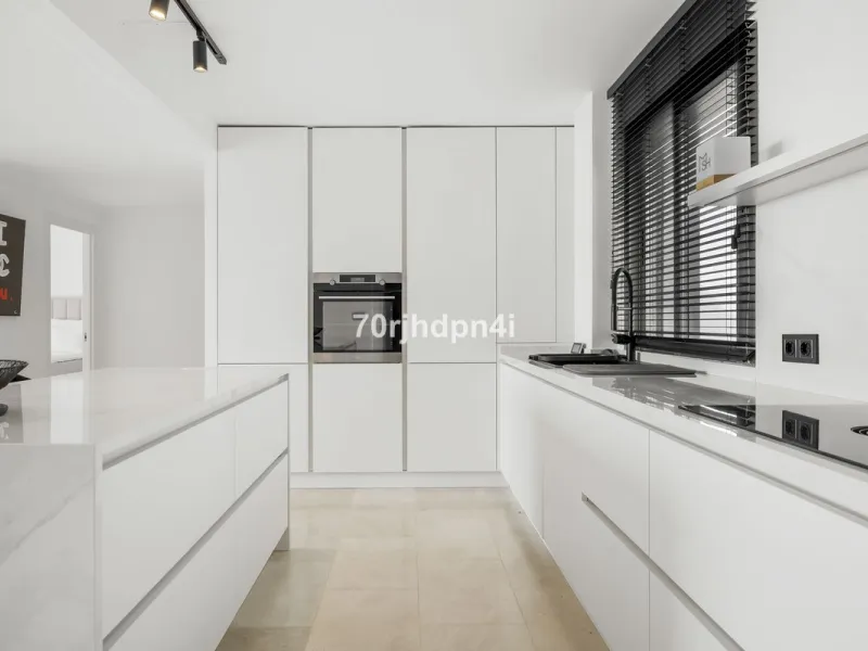 Discover this fully renovated penthouse in the heart of La Resina Golf – one of the most sought-after locations on the New Golden Mile between Marbella and Estepona.