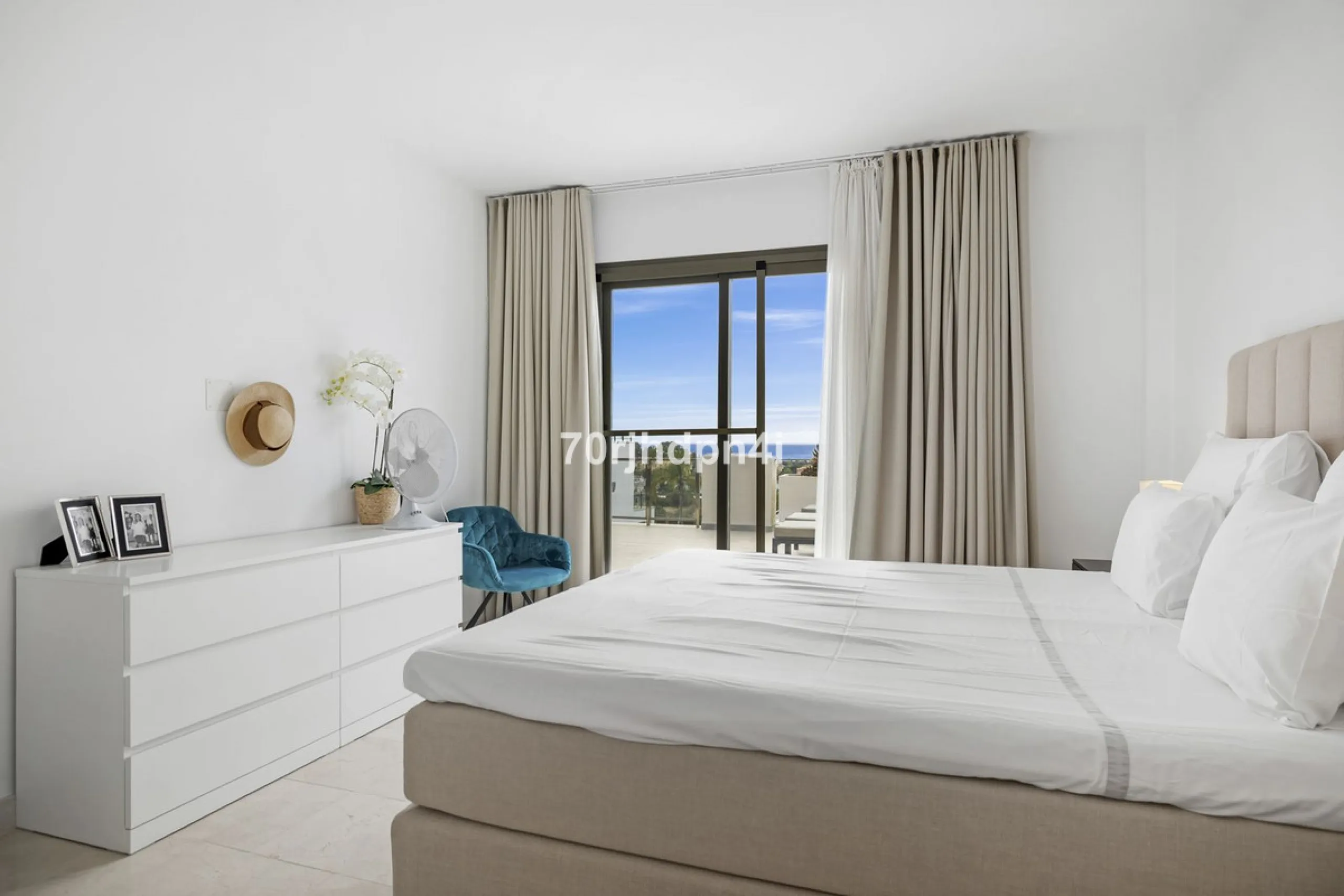 Discover this fully renovated penthouse in the heart of La Resina Golf – one of the most sought-after locations on the New Golden Mile between Marbella and Estepona.