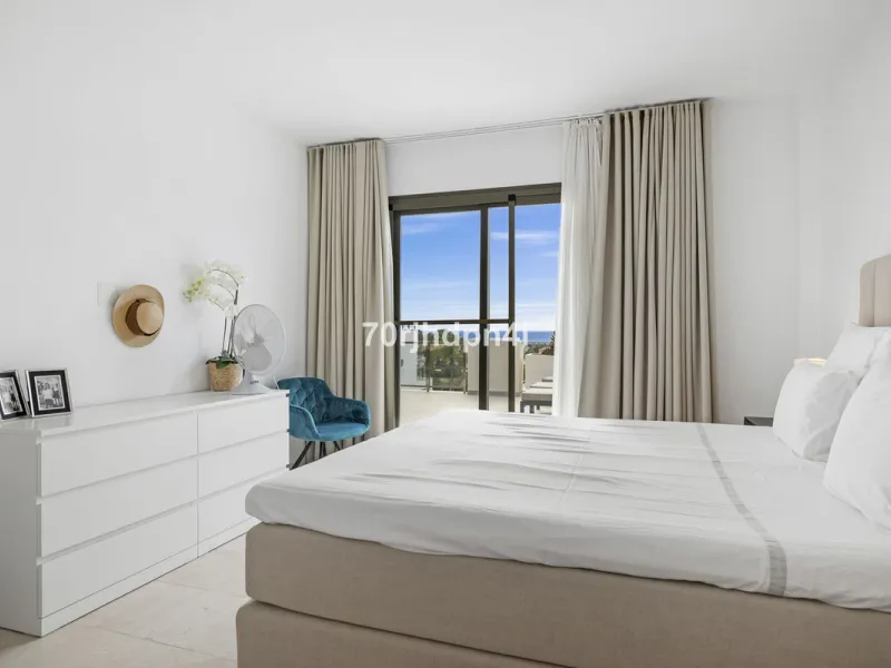 Discover this fully renovated penthouse in the heart of La Resina Golf – one of the most sought-after locations on the New Golden Mile between Marbella and Estepona.