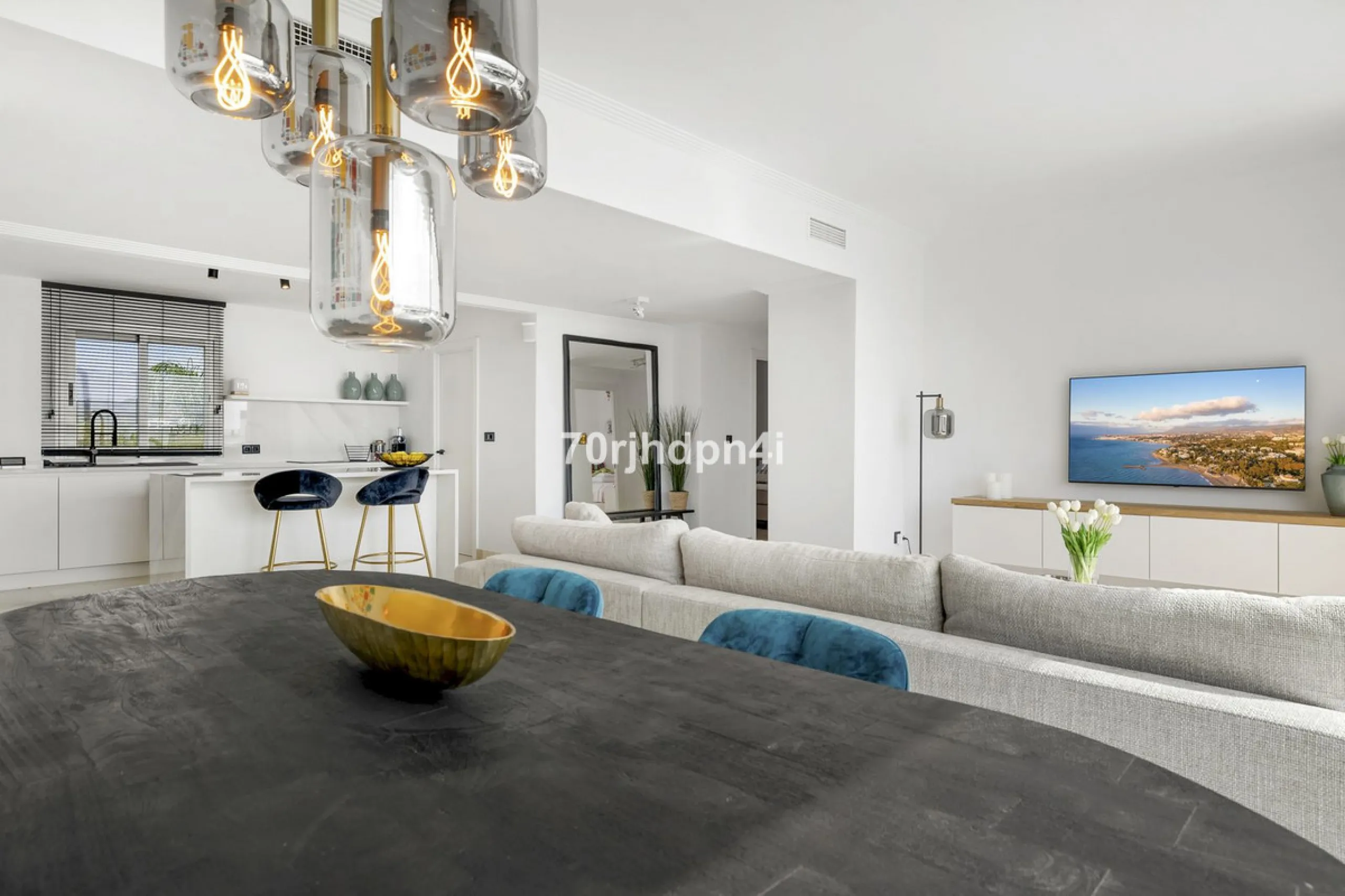 Discover this fully renovated penthouse in the heart of La Resina Golf – one of the most sought-after locations on the New Golden Mile between Marbella and Estepona.
