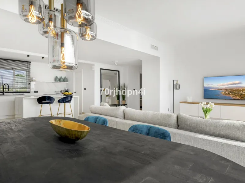 Discover this fully renovated penthouse in the heart of La Resina Golf – one of the most sought-after locations on the New Golden Mile between Marbella and Estepona.