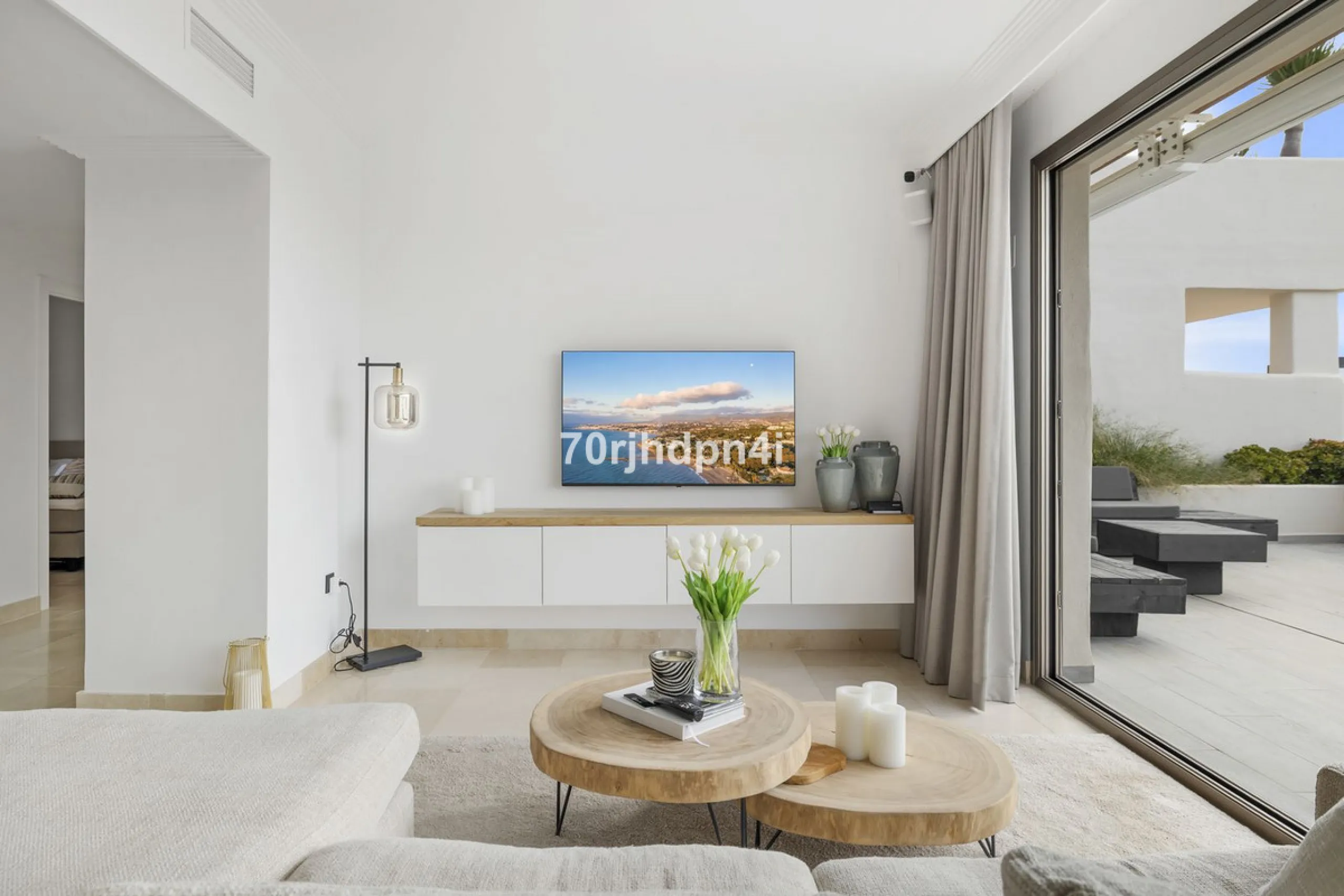 Discover this fully renovated penthouse in the heart of La Resina Golf – one of the most sought-after locations on the New Golden Mile between Marbella and Estepona.