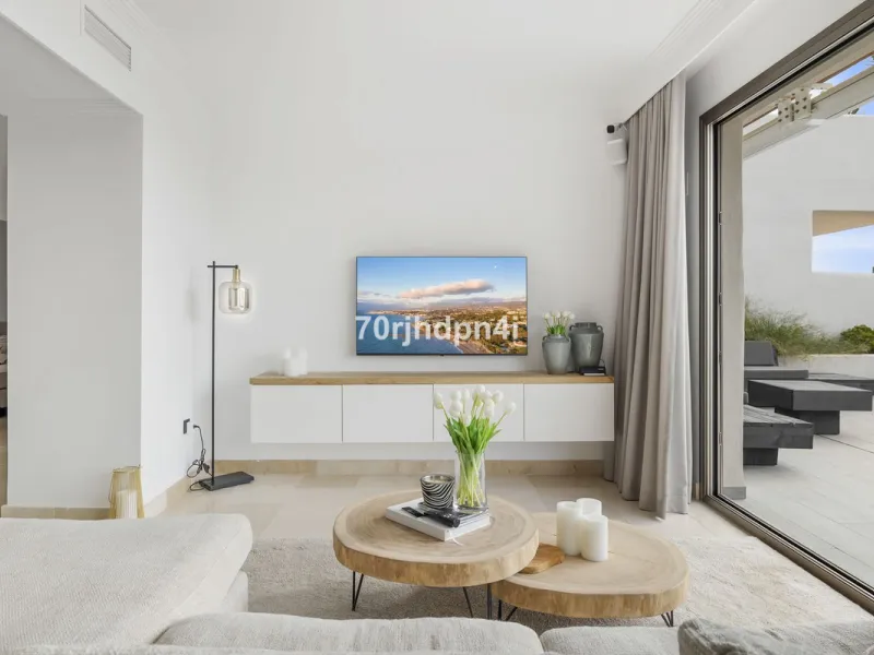 Discover this fully renovated penthouse in the heart of La Resina Golf – one of the most sought-after locations on the New Golden Mile between Marbella and Estepona.