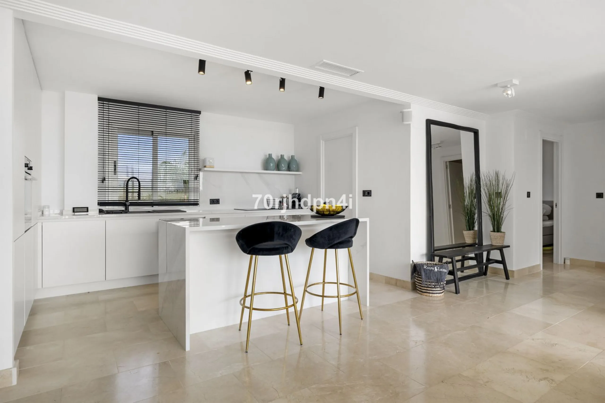 Discover this fully renovated penthouse in the heart of La Resina Golf – one of the most sought-after locations on the New Golden Mile between Marbella and Estepona.