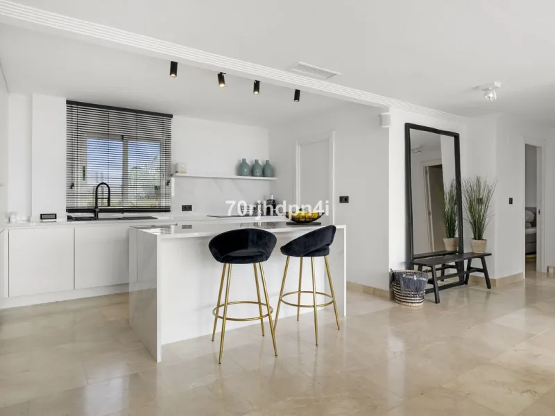 Discover this fully renovated penthouse in the heart of La Resina Golf – one of the most sought-after locations on the New Golden Mile between Marbella and Estepona.