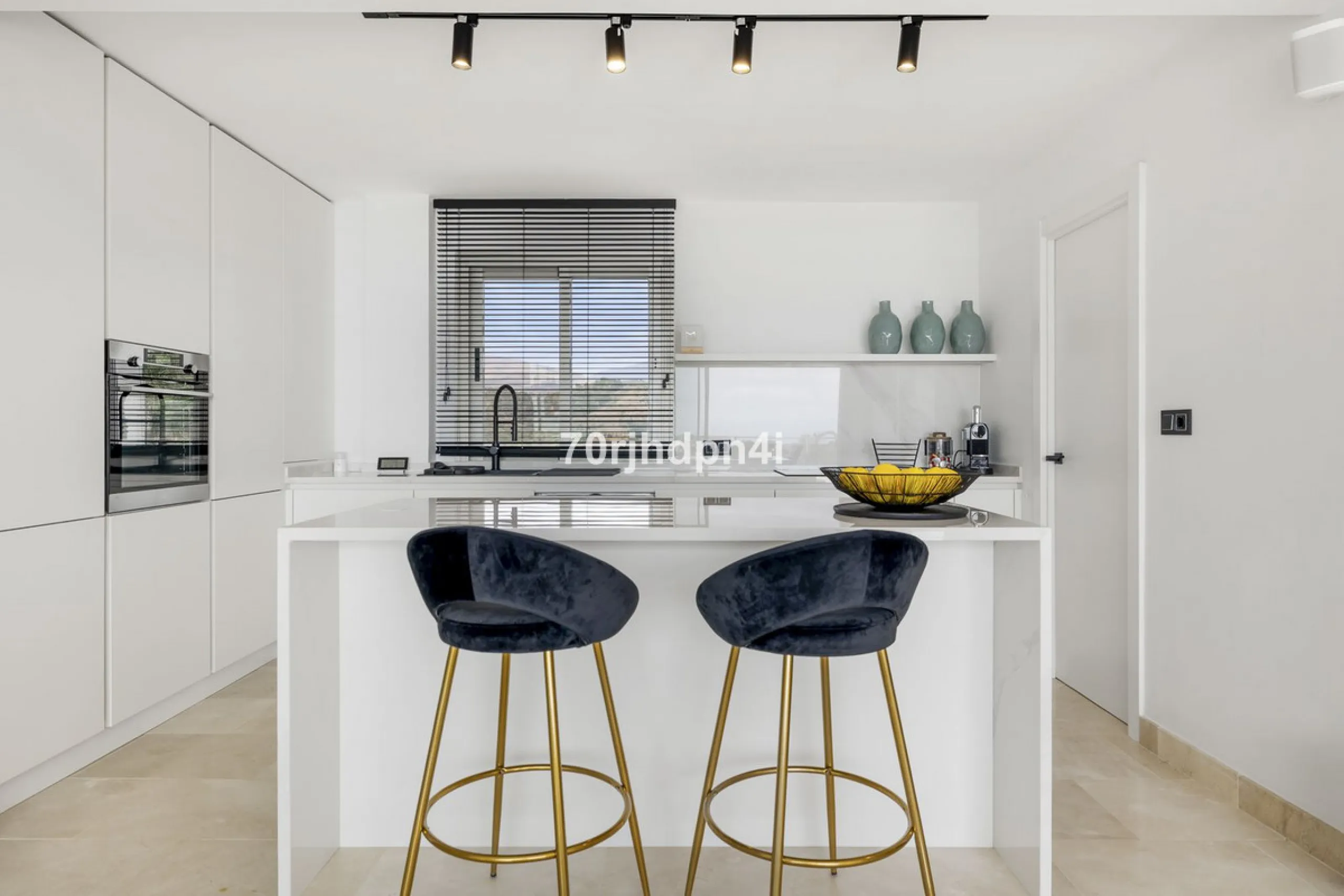 Discover this fully renovated penthouse in the heart of La Resina Golf – one of the most sought-after locations on the New Golden Mile between Marbella and Estepona.