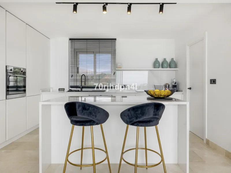 Discover this fully renovated penthouse in the heart of La Resina Golf – one of the most sought-after locations on the New Golden Mile between Marbella and Estepona.