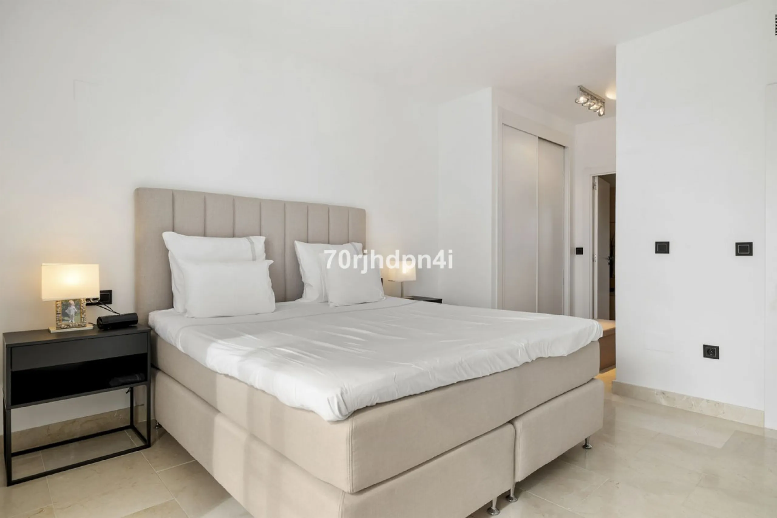 Discover this fully renovated penthouse in the heart of La Resina Golf – one of the most sought-after locations on the New Golden Mile between Marbella and Estepona.