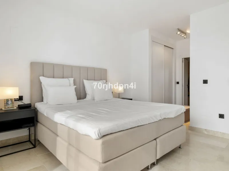 Discover this fully renovated penthouse in the heart of La Resina Golf – one of the most sought-after locations on the New Golden Mile between Marbella and Estepona.